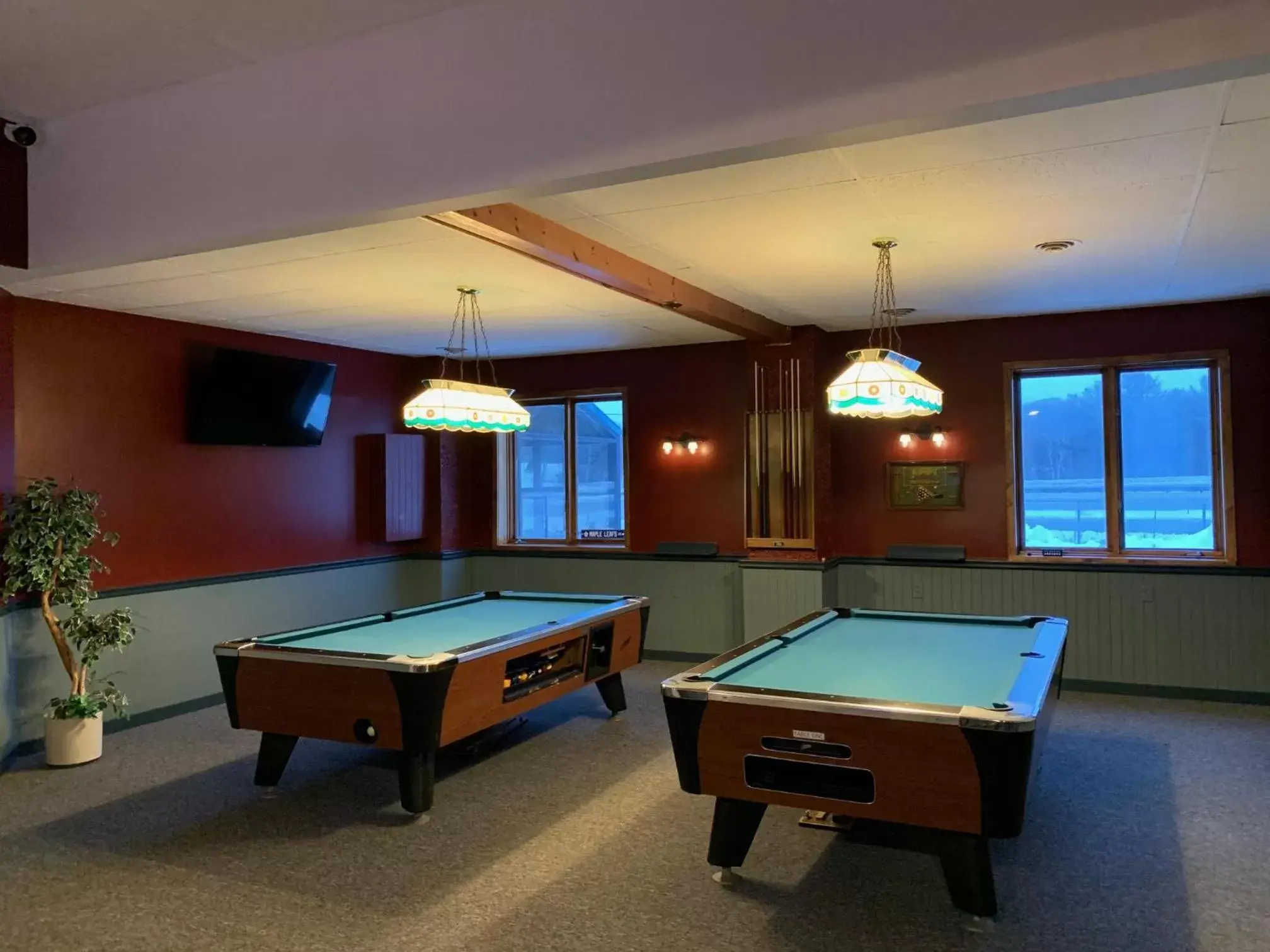 Restaurant/places to eat, Billiards in Jolly Roger Inn & Resort