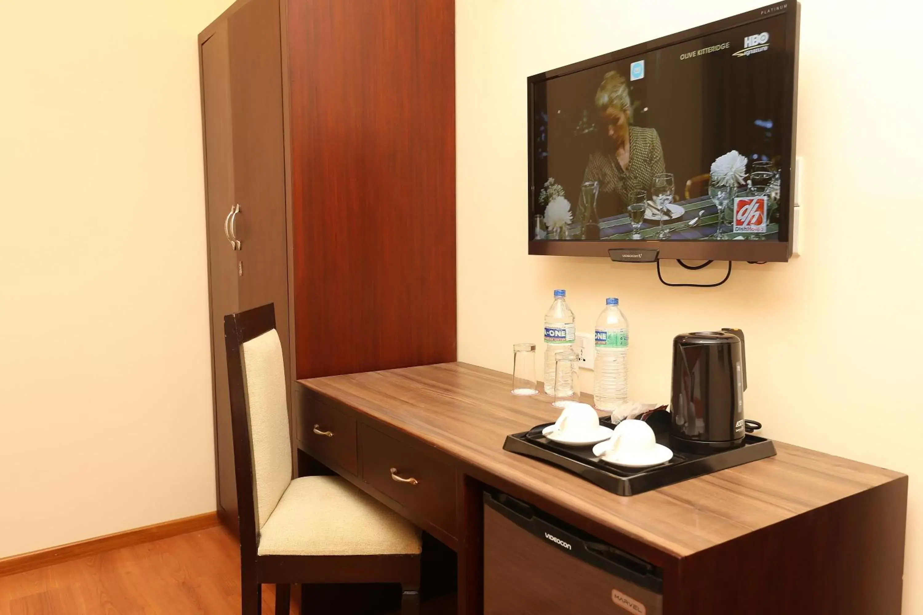 Food and drinks, TV/Entertainment Center in Hotel Jay Suites