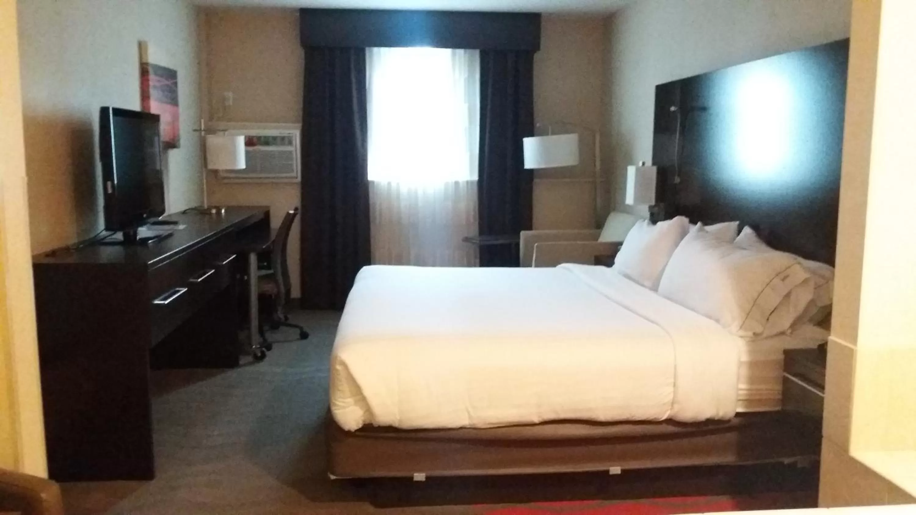 Photo of the whole room, Bed in Holiday Inn Express Hotel & Suites Waterford by IHG