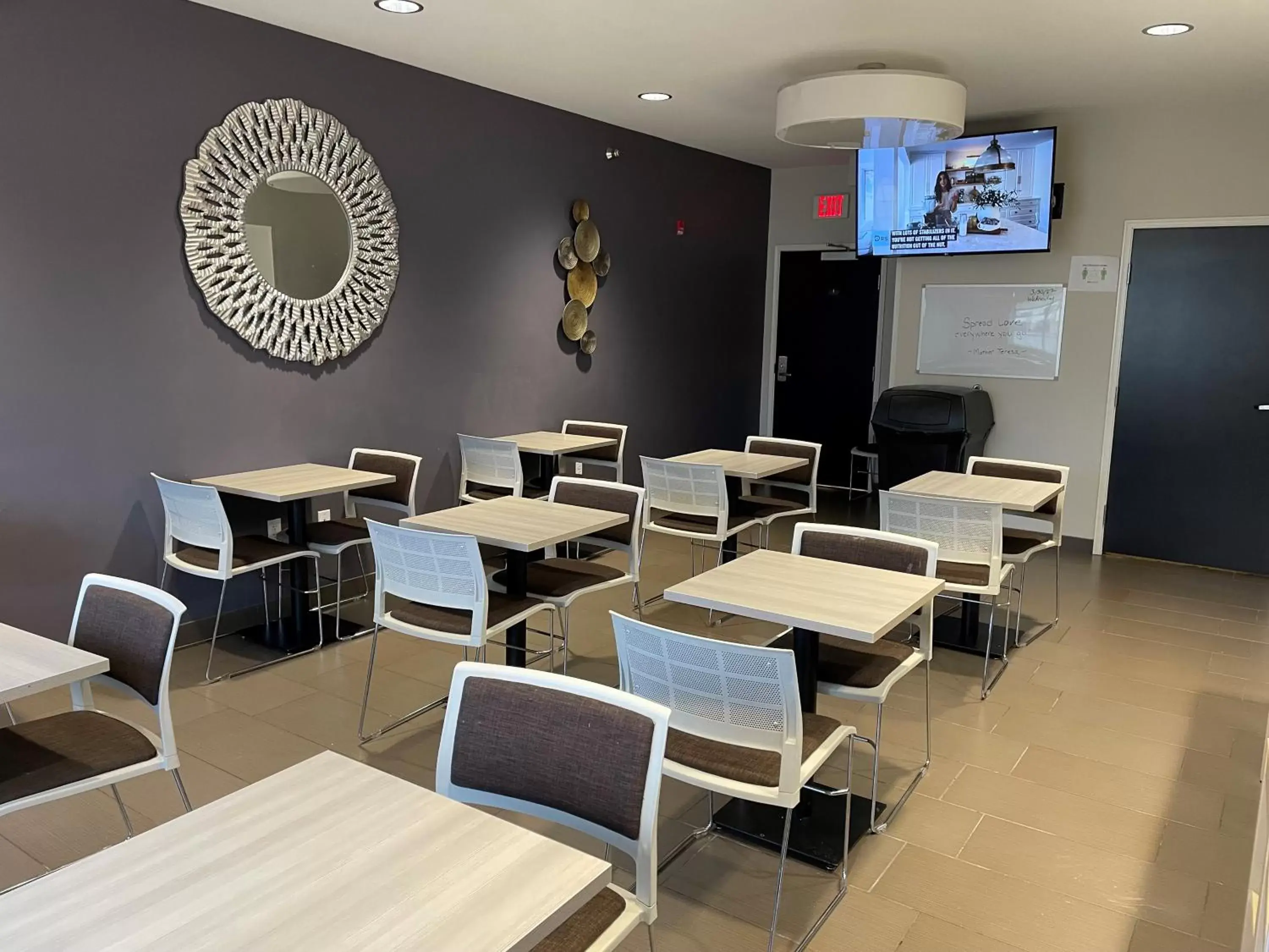 Communal lounge/ TV room, Restaurant/Places to Eat in Microtel Inn & Suites by Wyndham Rochester South Mayo Clinic