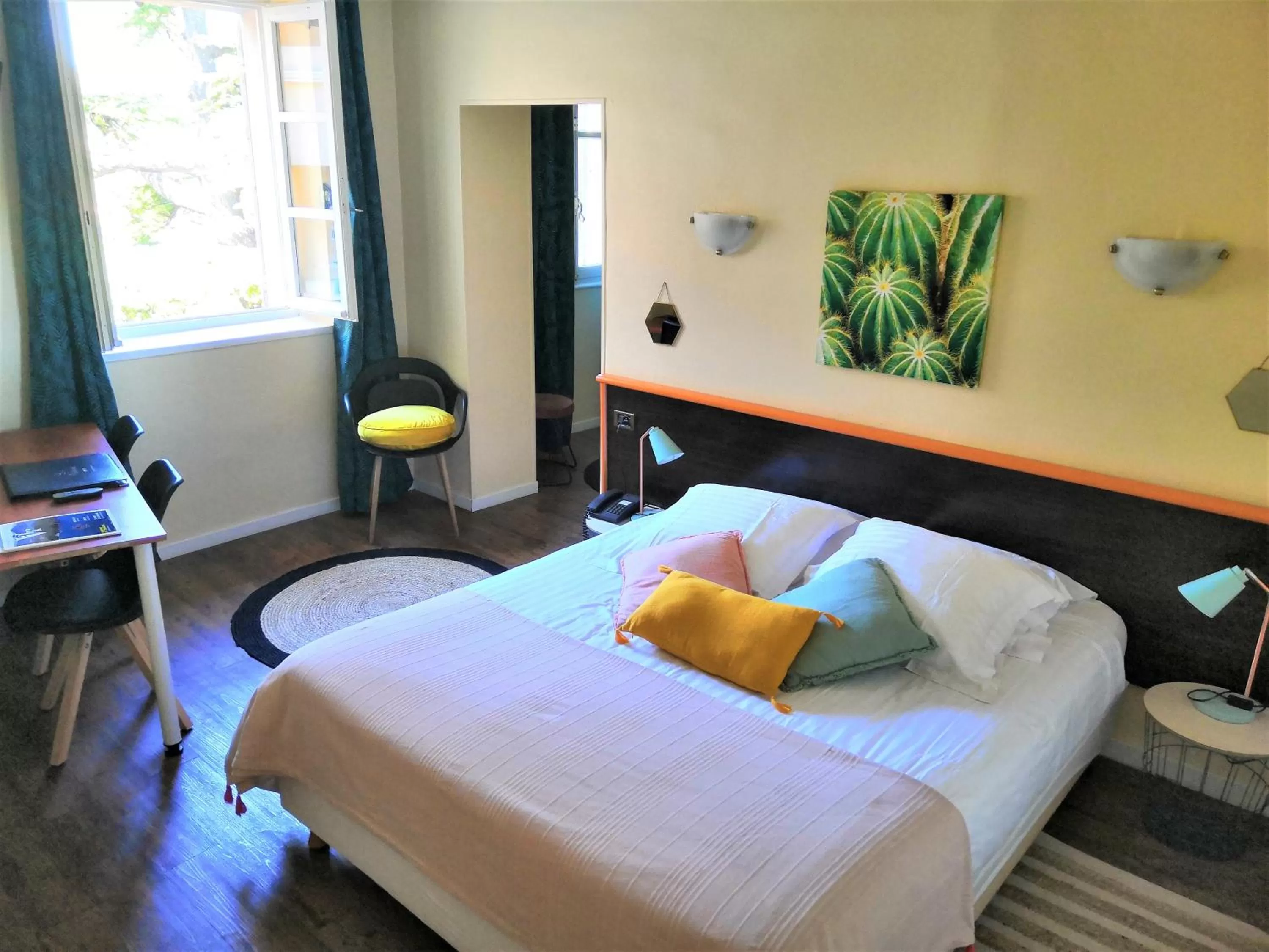 Bed in Hôtel Le Victoria