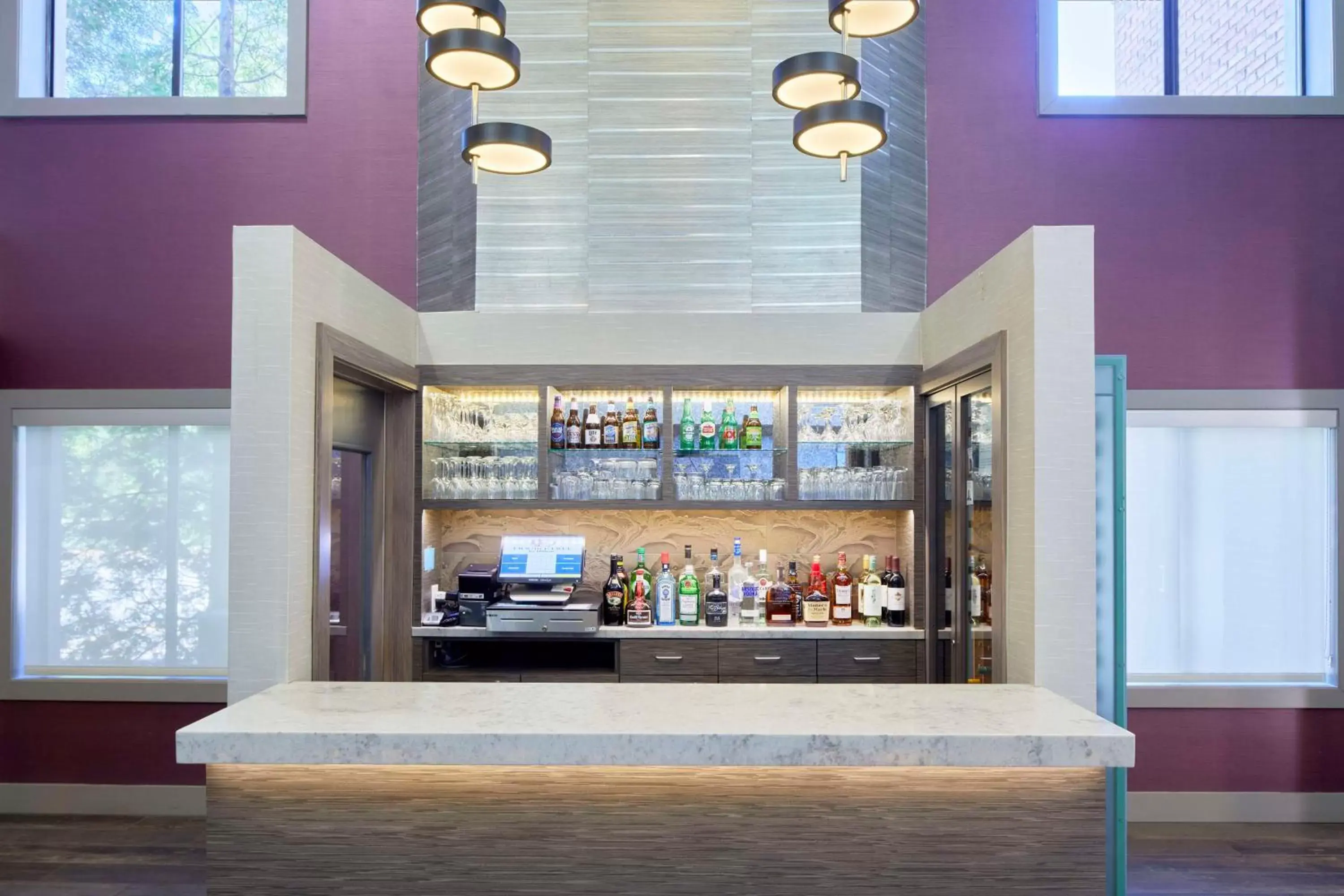 Lounge or bar in DoubleTree by Hilton Atlanta Alpharetta-Windward Lounge or bar in DoubleTree by Hilton Atlanta Alpharetta-Windward
