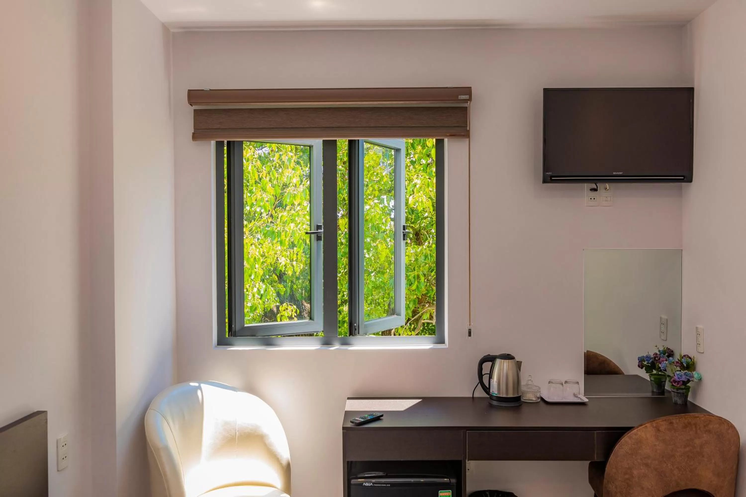 Communal lounge/ TV room, TV/Entertainment Center in Khanh Uyen 3 Hotel