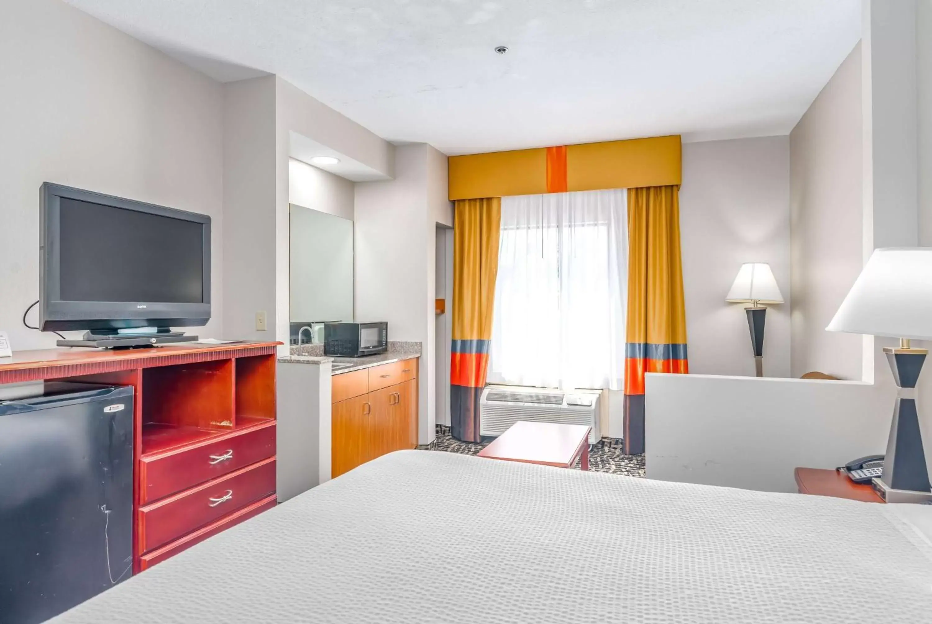 Bed, TV/Entertainment Center in Days Inn & Suites by Wyndham Prattville-Montgomery