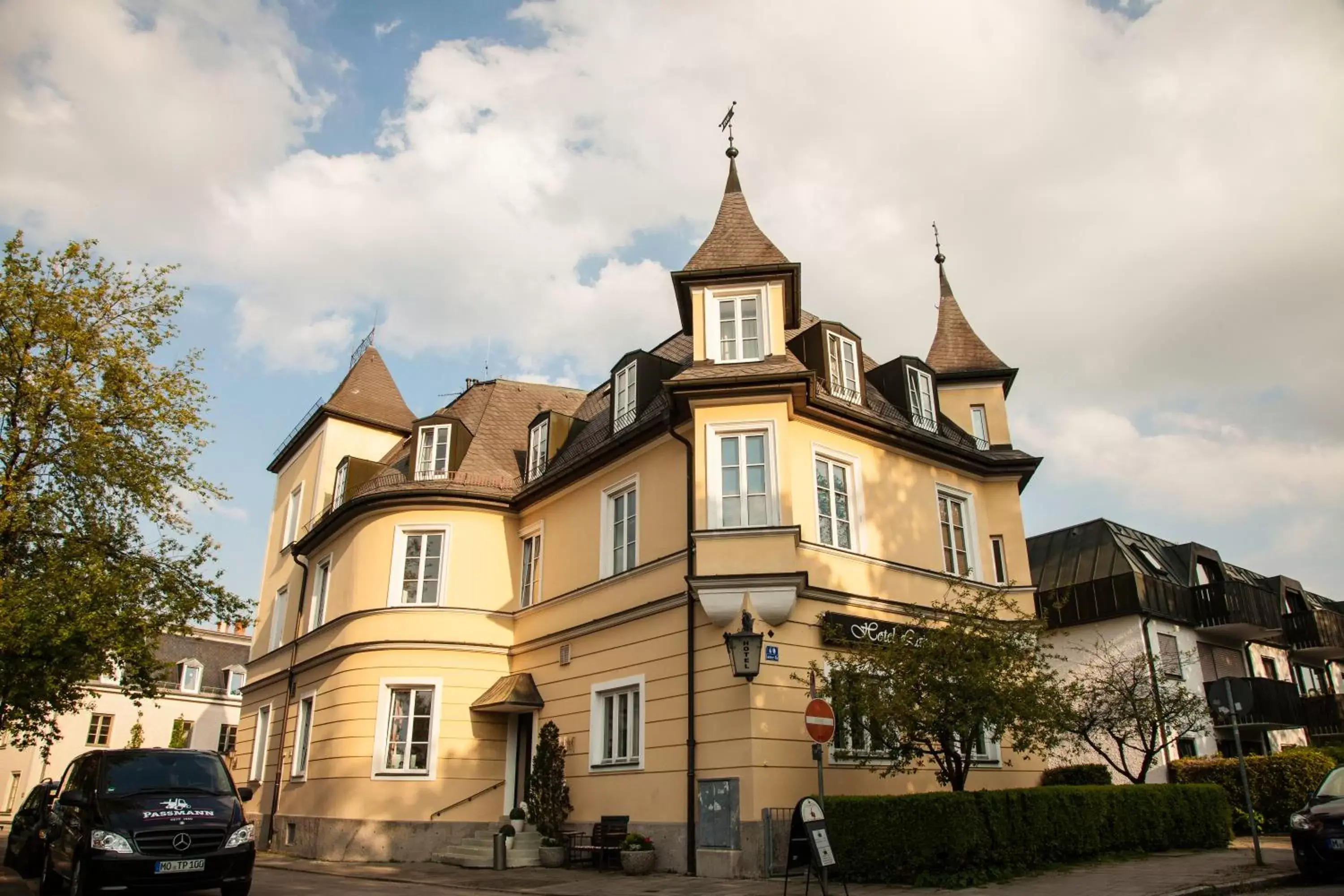 Facade/entrance, Property Building in Laimer Hof am Schloss Nymphenburg