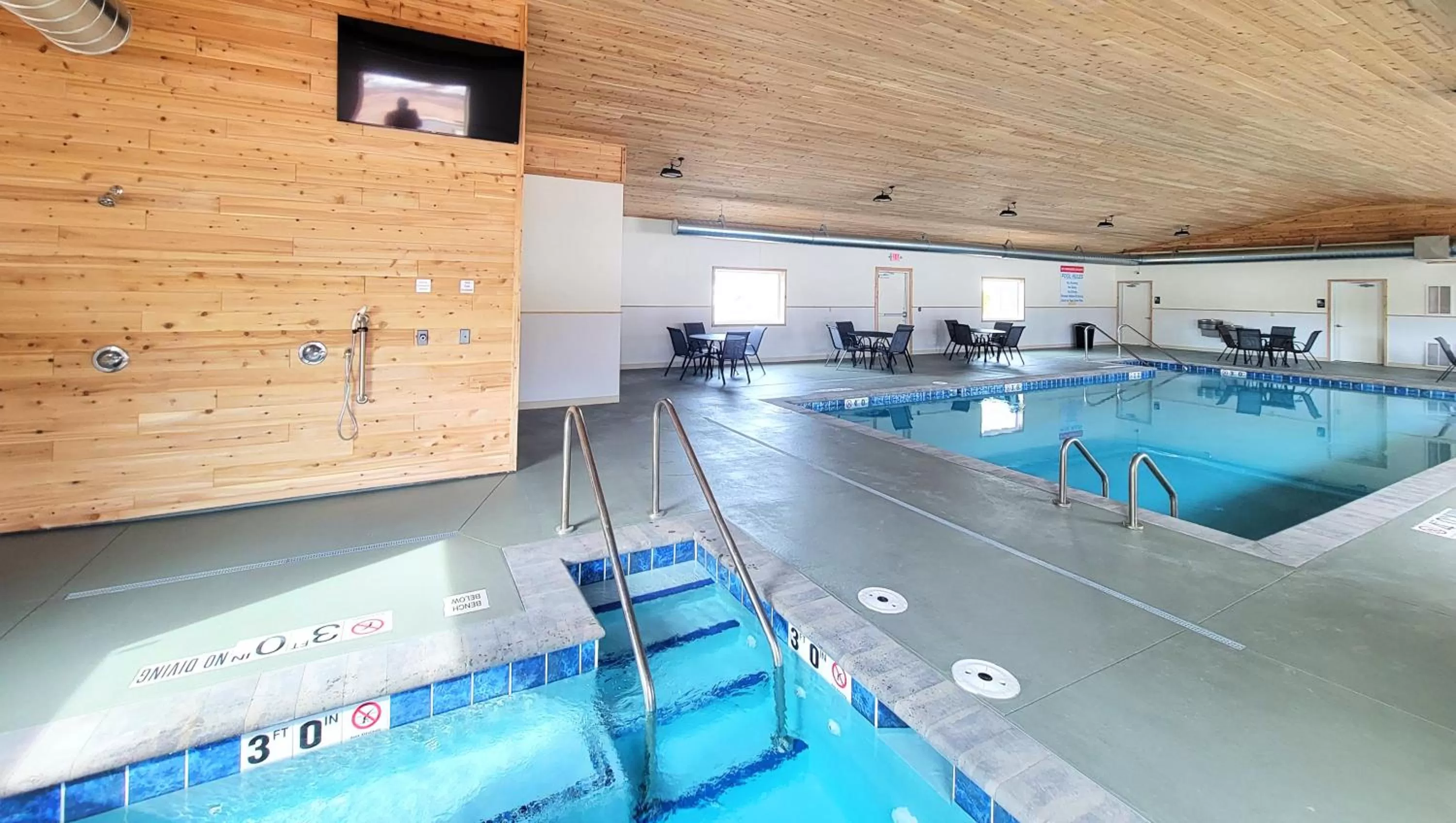 Swimming pool in Jasper Ridge Inn Ishpeming