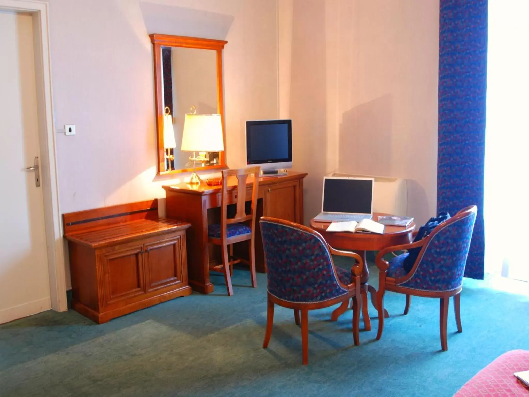 Photo of the whole room, TV/Entertainment Center in Hotel Palace Bologna Centro