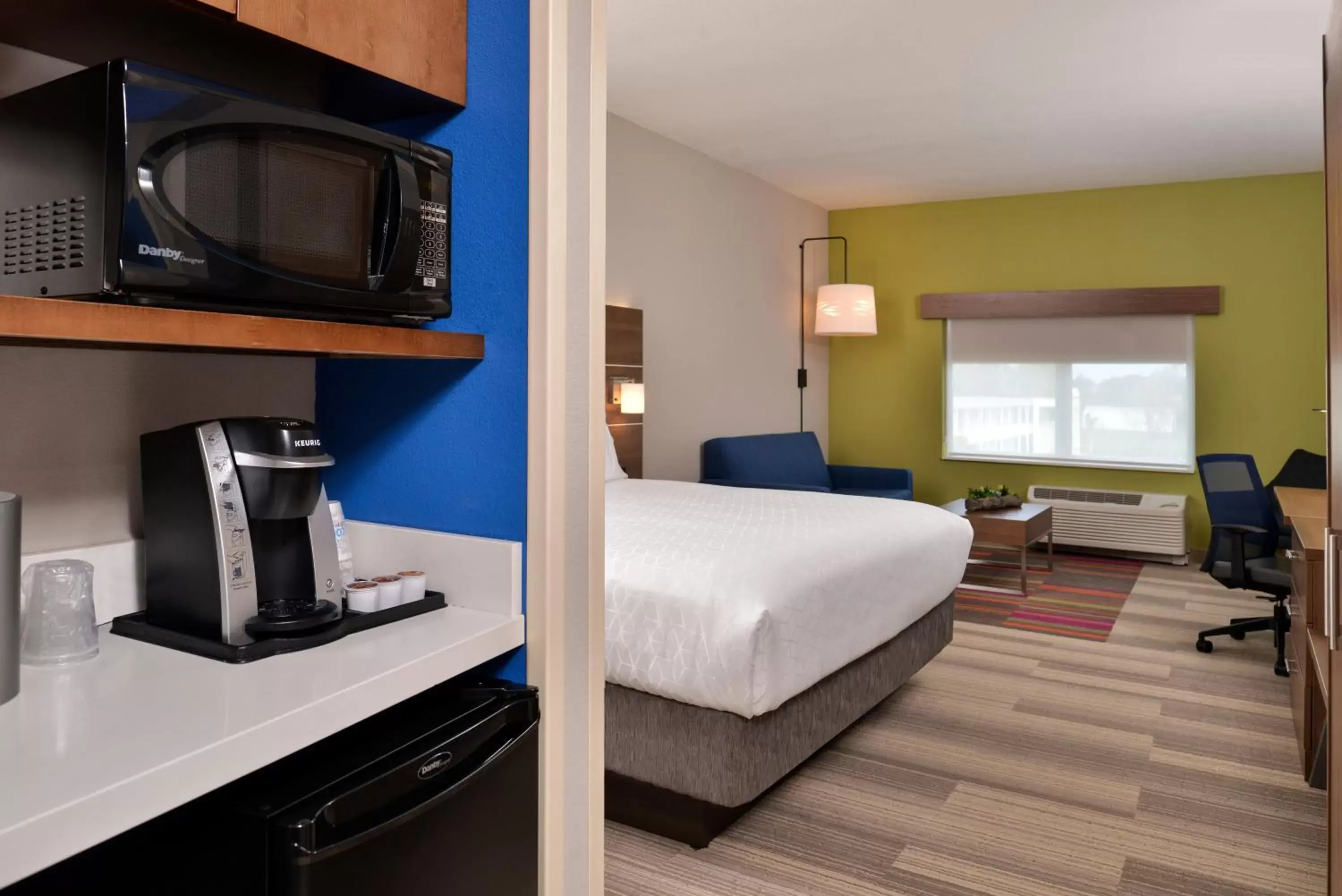 Photo of the whole room, TV/Entertainment Center in Holiday Inn Express & Suites Alachua - Gainesville Area, an IHG Hotel