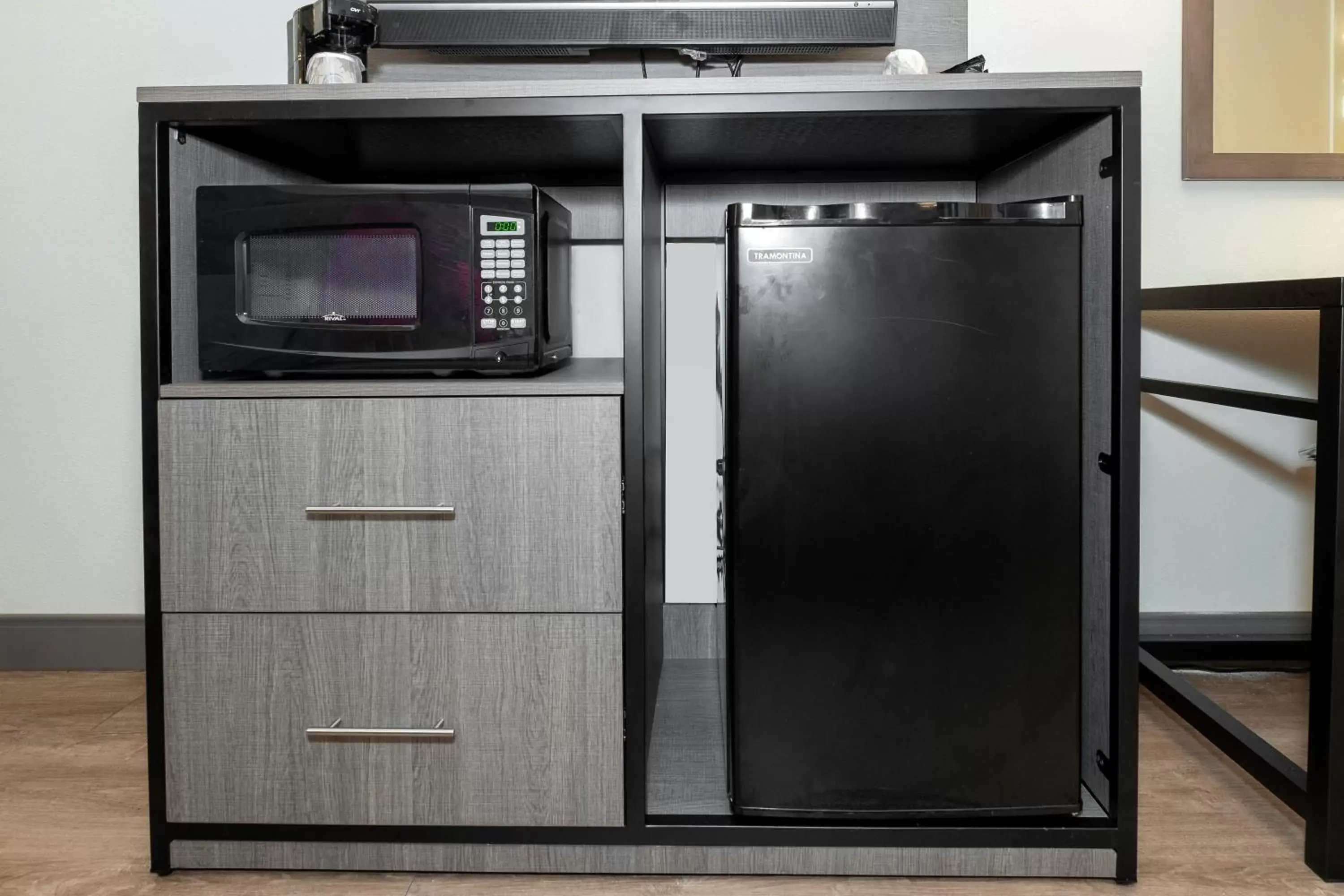 Photo of the whole room, Kitchen/Kitchenette in Red Roof Inn Clifton Park