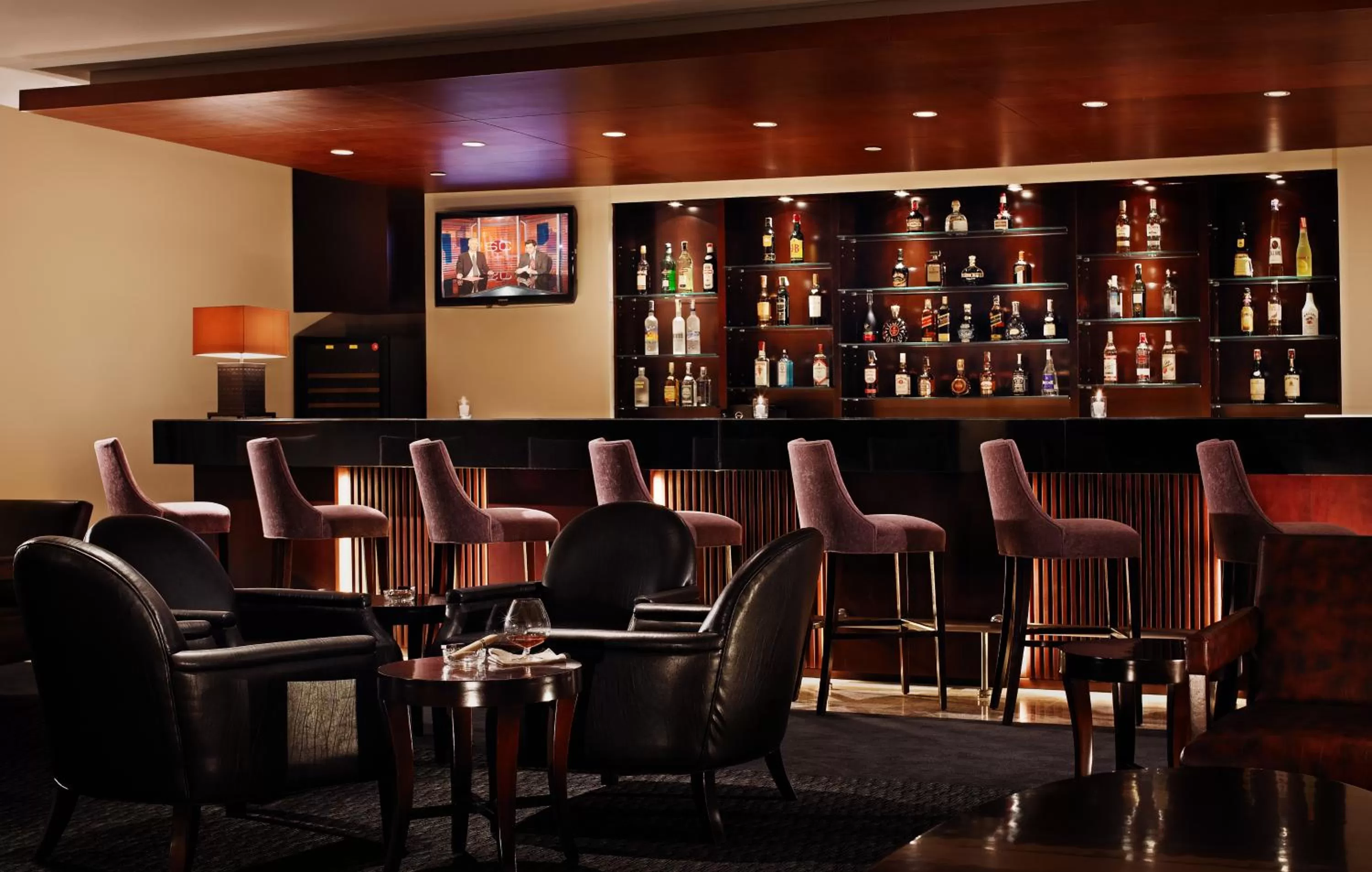 Lounge or bar in Joy Nostalg Hotel and Suites Manila Managed by The Ascott Limited