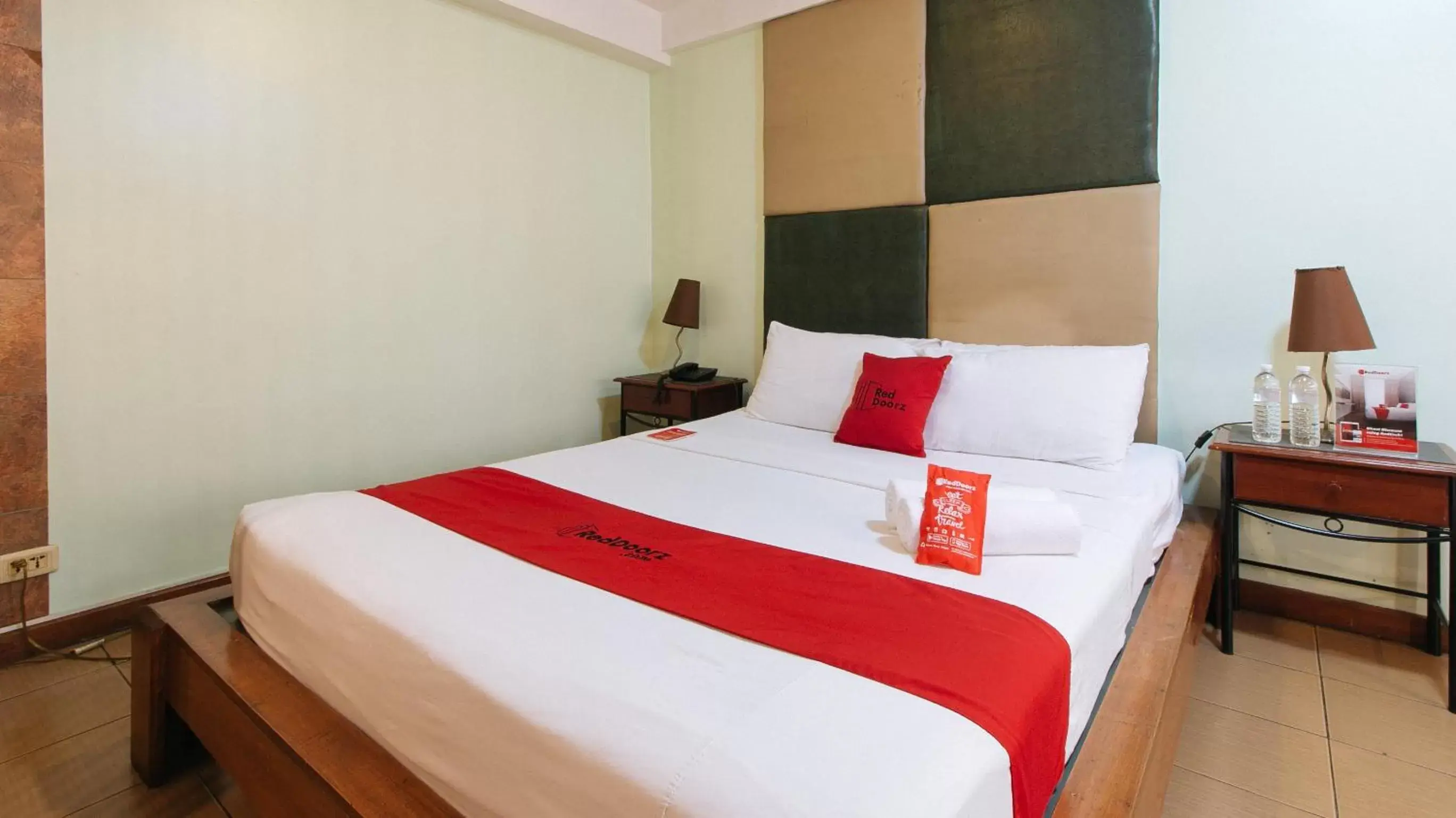 Bedroom, Bed in RedDoorz at Timog Avenue Quezon City - Vaccinated Staff