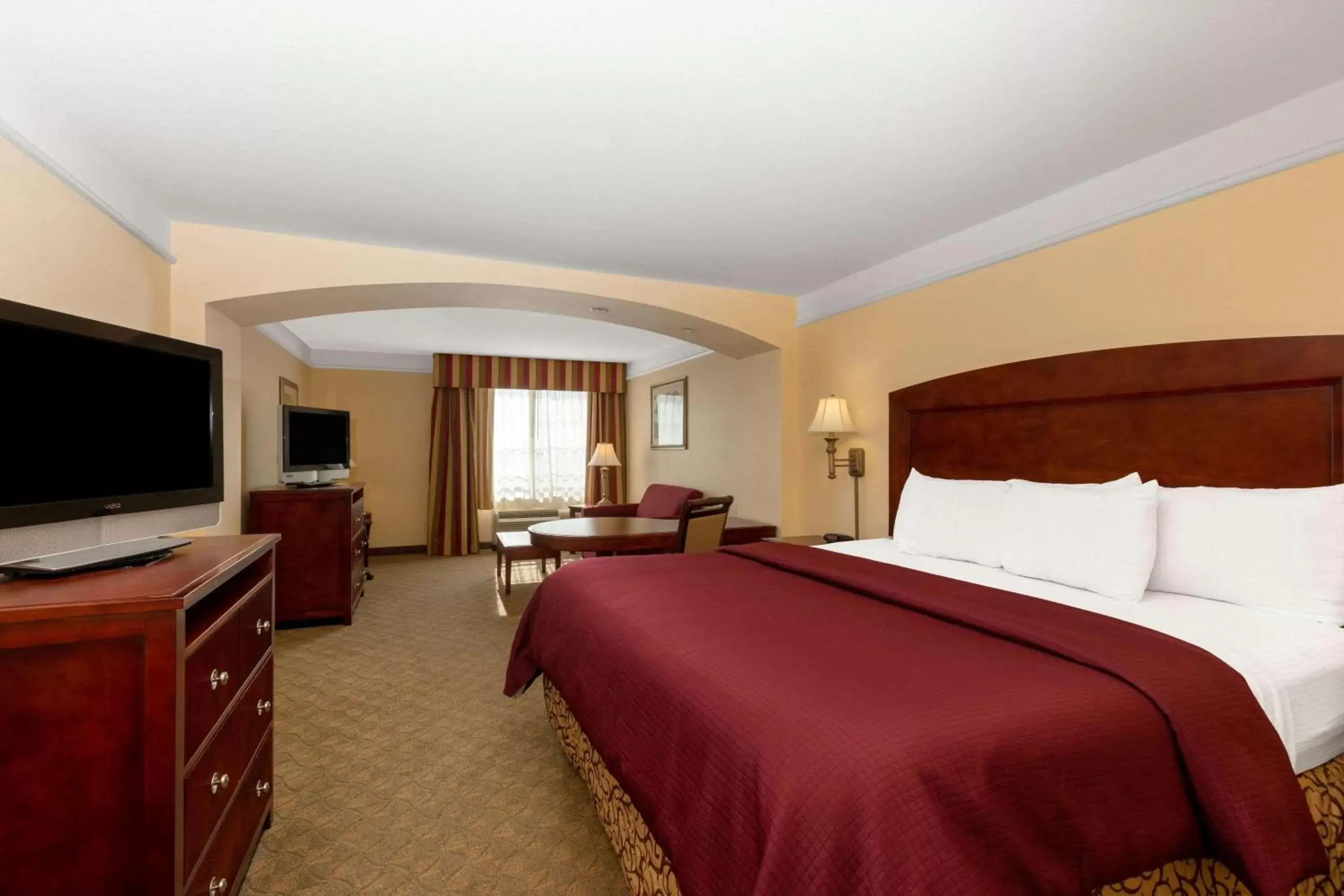 Photo of the whole room, Bed in La Quinta by Wyndham Dodge City