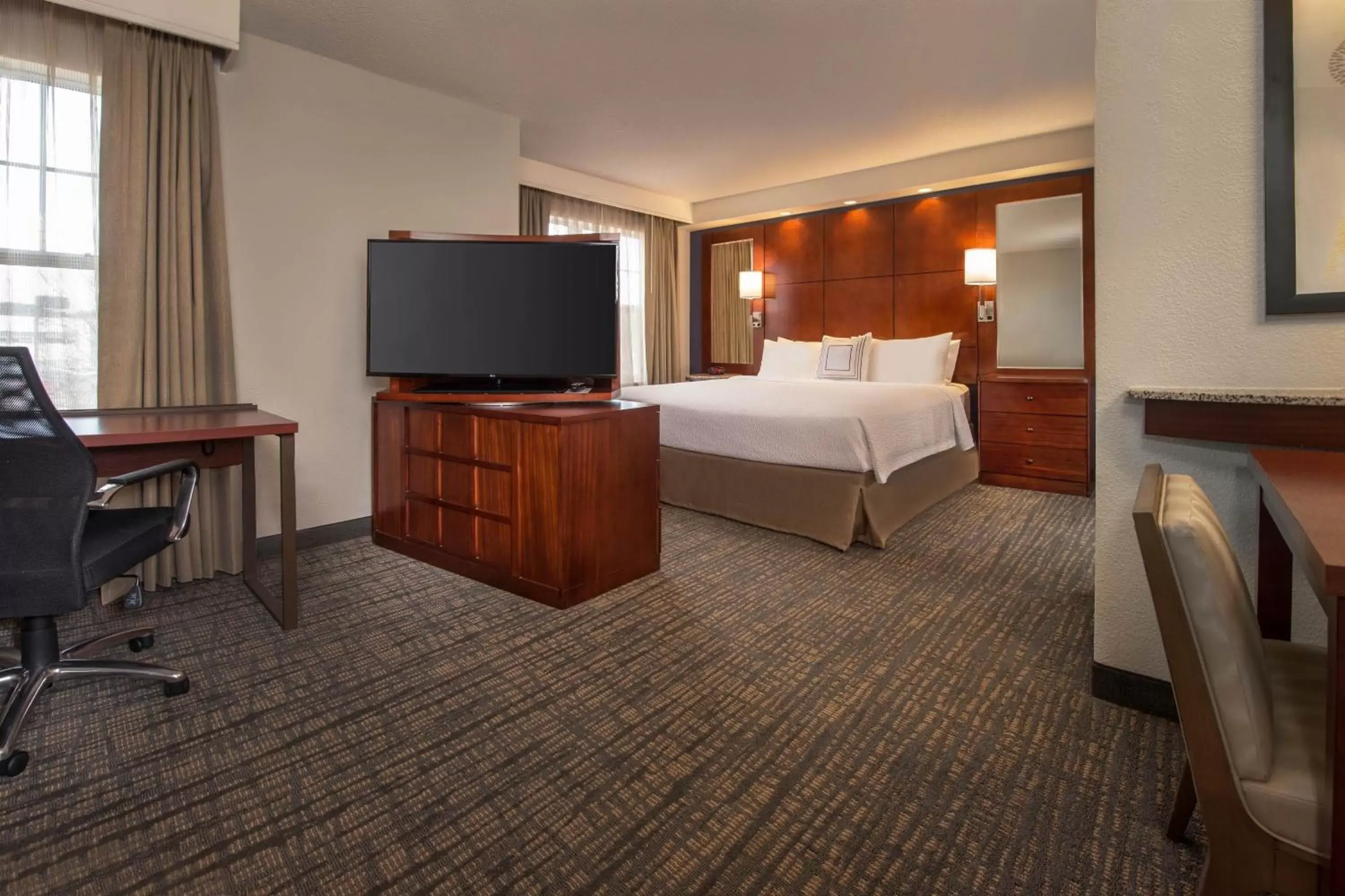 Bedroom, TV/Entertainment Center in Residence Inn Dulles Airport At Dulles 28 Centre