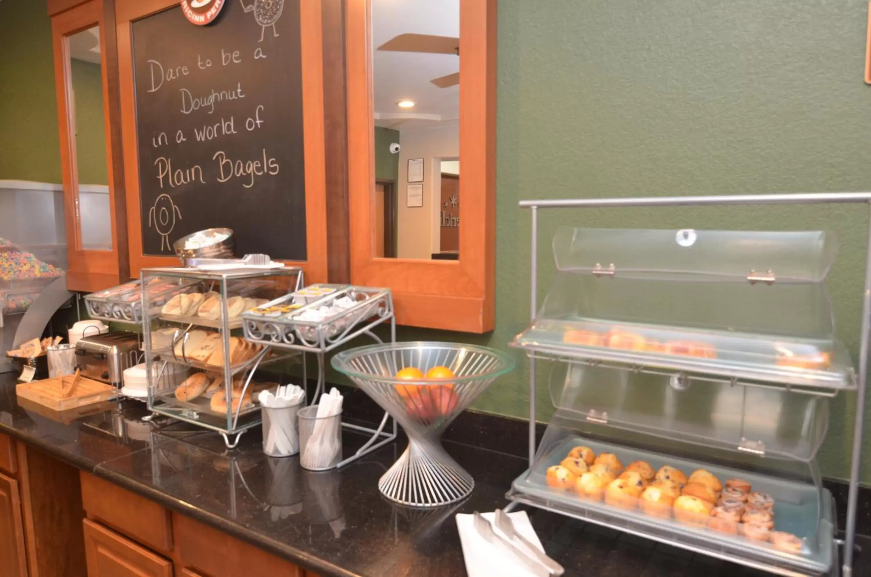 Continental breakfast, Food in AmericInn by Wyndham Des Moines Airport