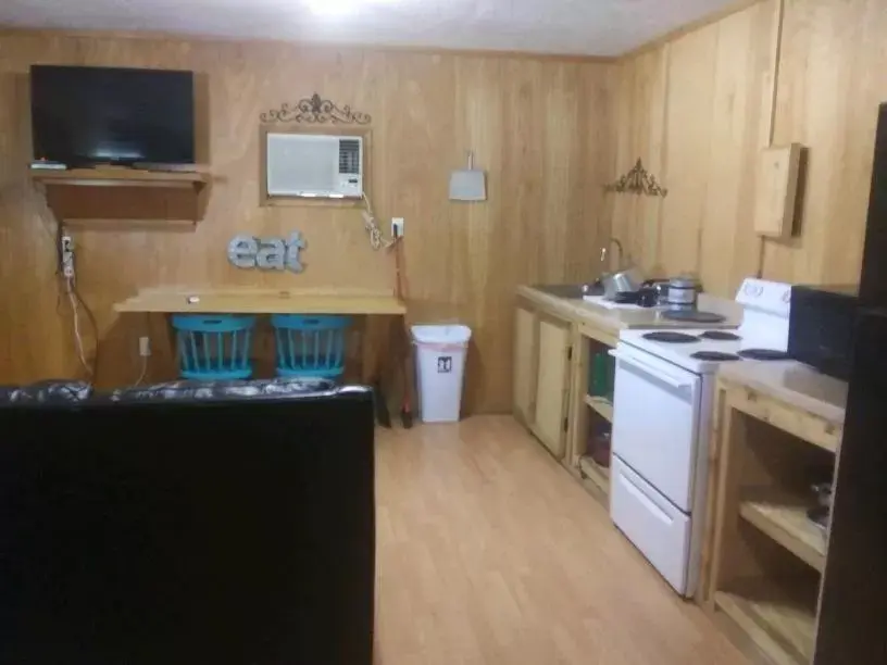 Kitchen/Kitchenette in Whispering Creek Lodging & RV Resort