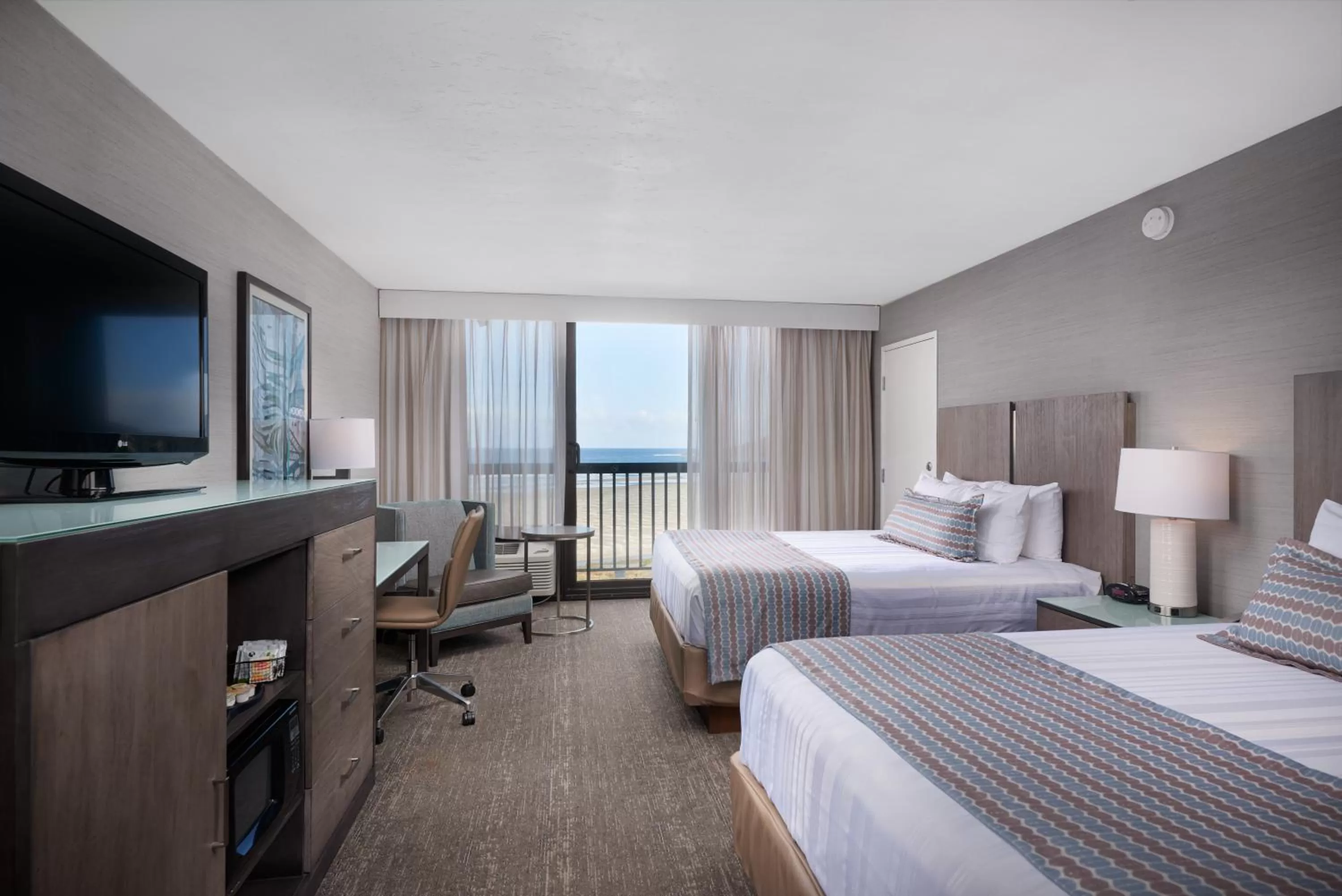 Bed in Best Western Plus Agate Beach Inn