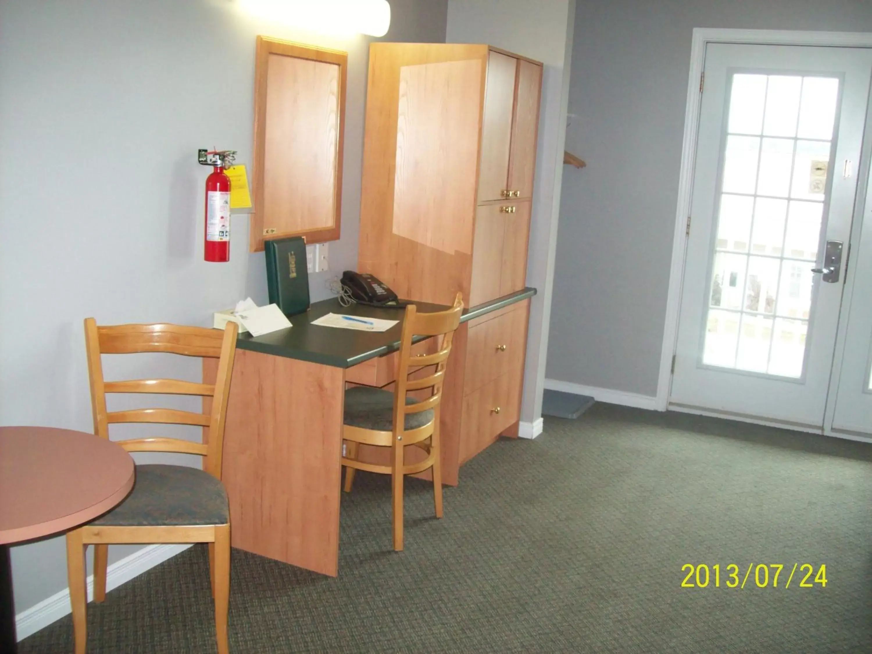 Bedroom, TV/Entertainment Center in Hilltop Motel & Restaurant