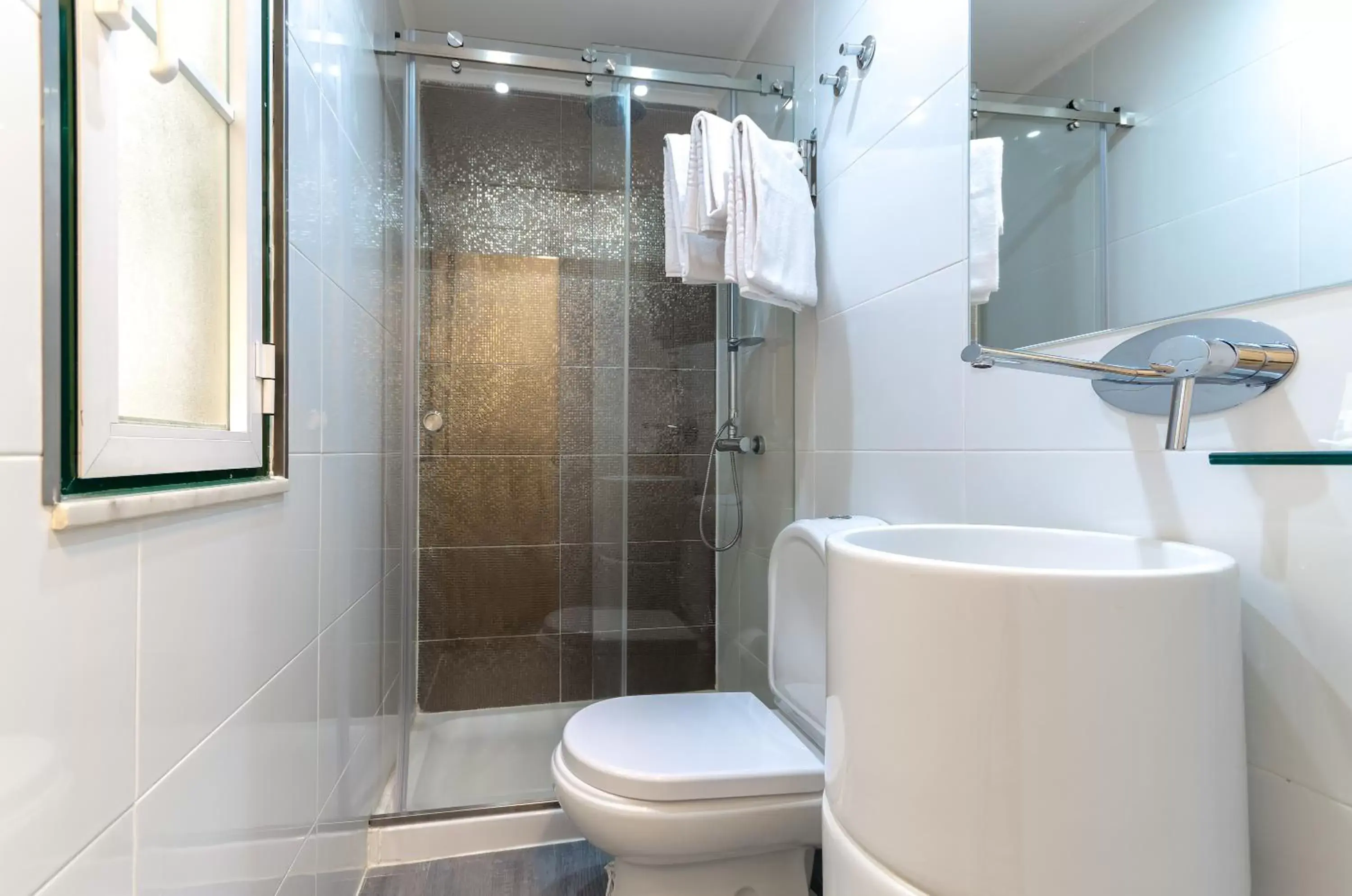 Shower, Bathroom in Hotel LX Rossio