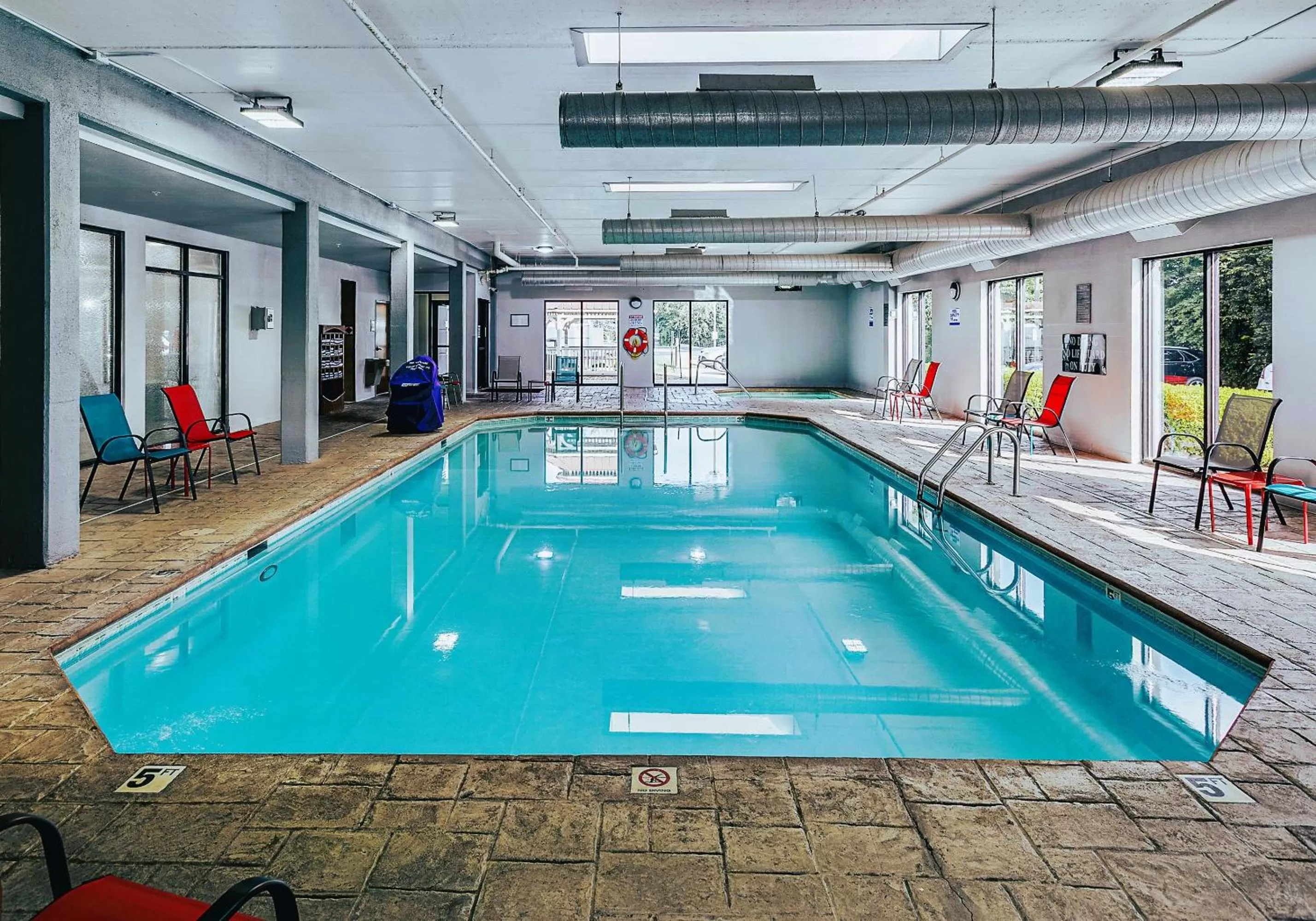 Swimming pool in La Quinta by Wyndham Clarksville