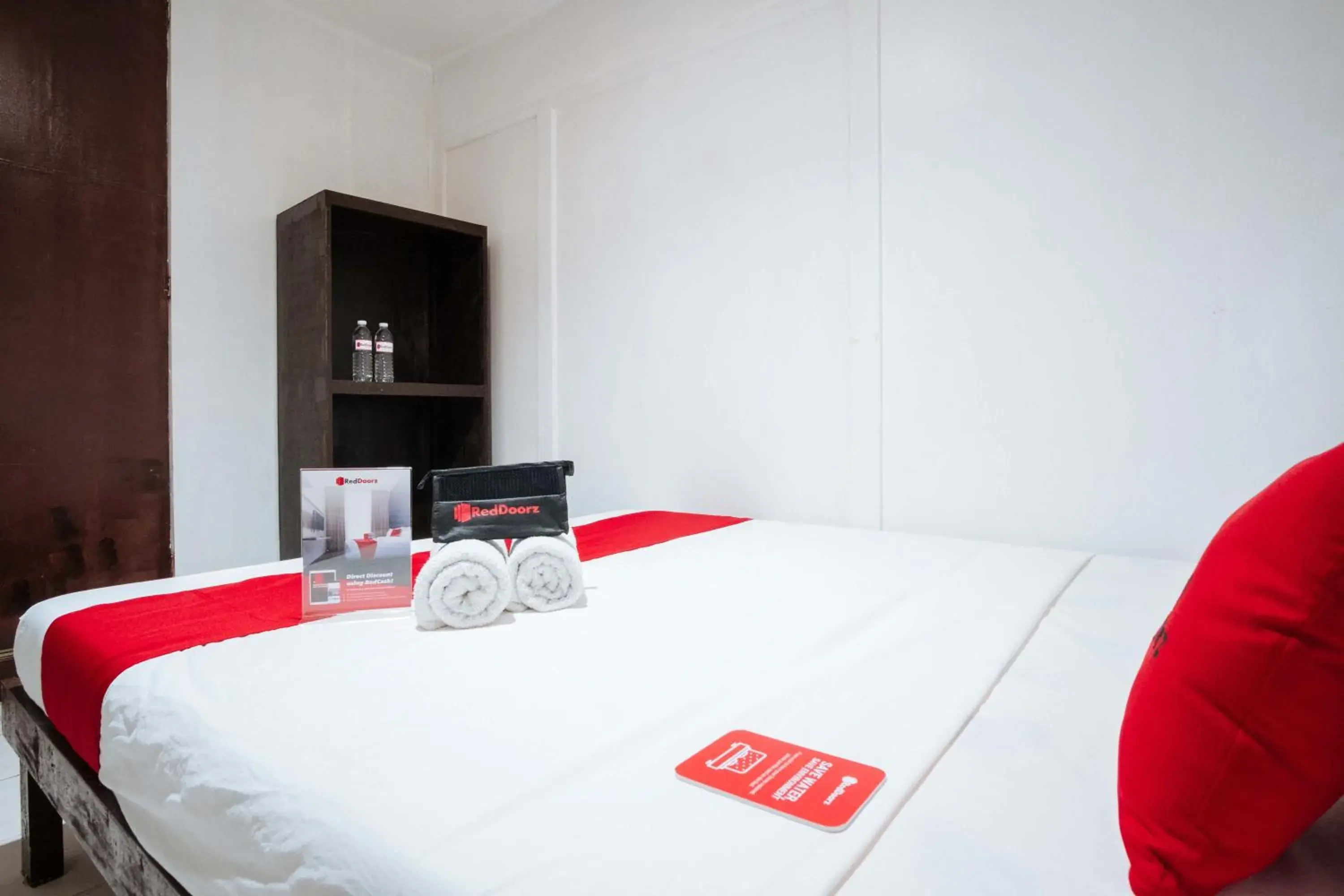 Photo of the whole room, Bed in RedDoorz @Downtown Bacolod