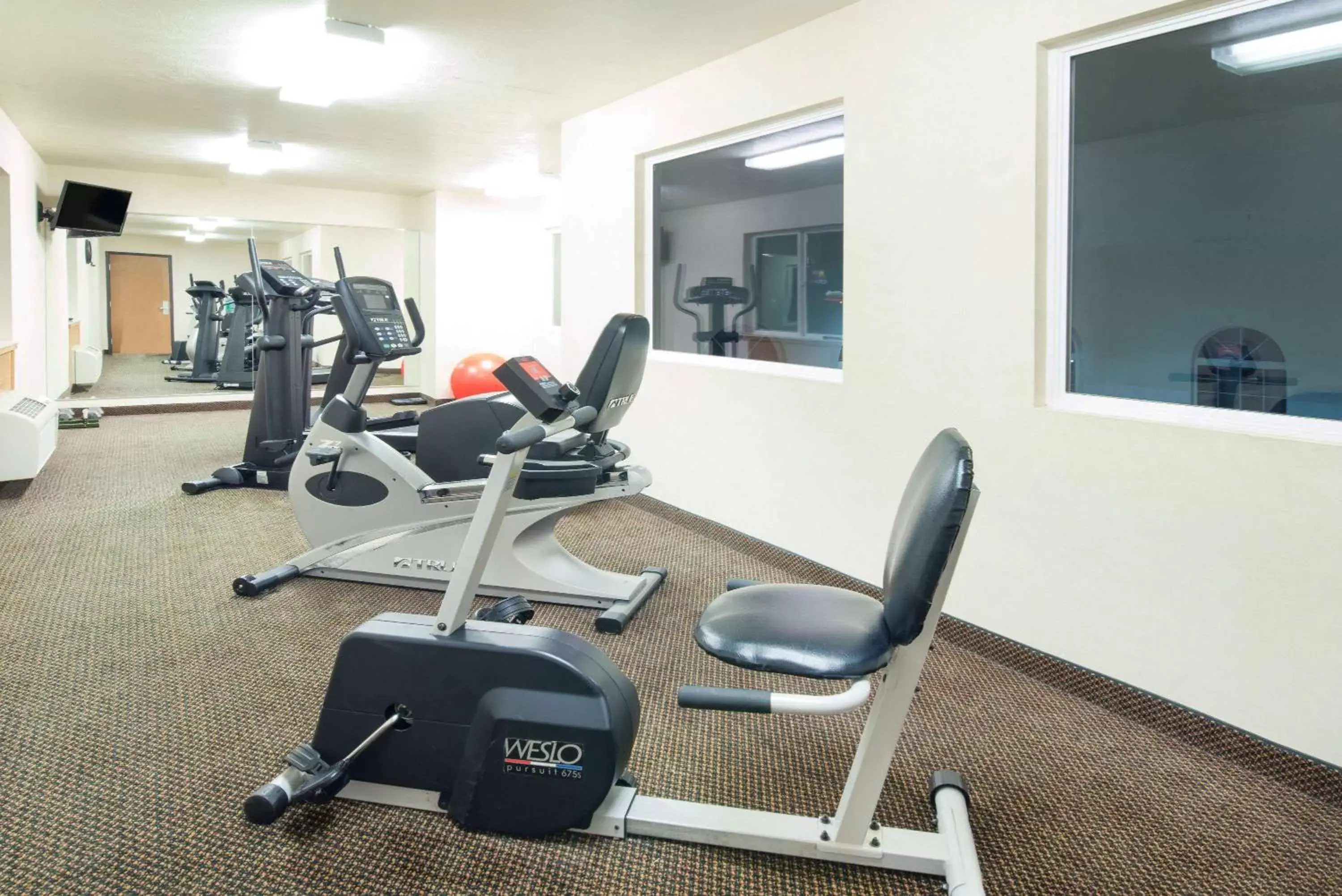 Fitness centre/facilities, Fitness Center/Facilities in Howard Johnson by Wyndham Oacoma Hotel & Suites
