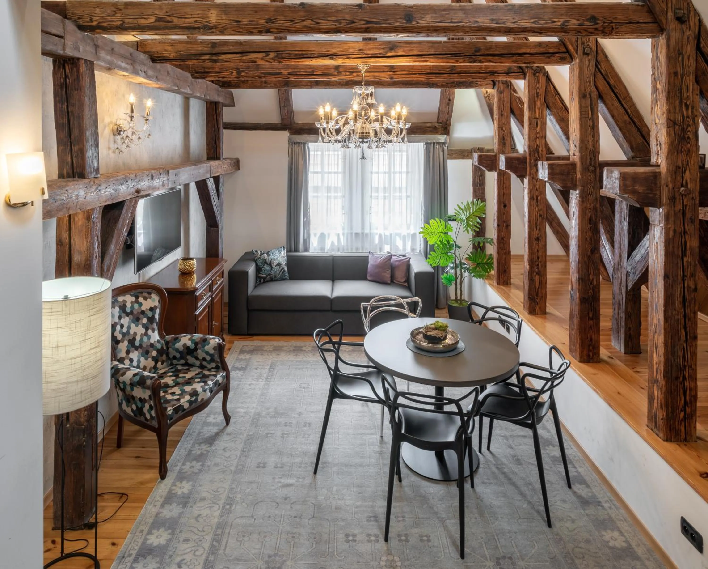 Living room in Chateau 9 Apartments by Adrez