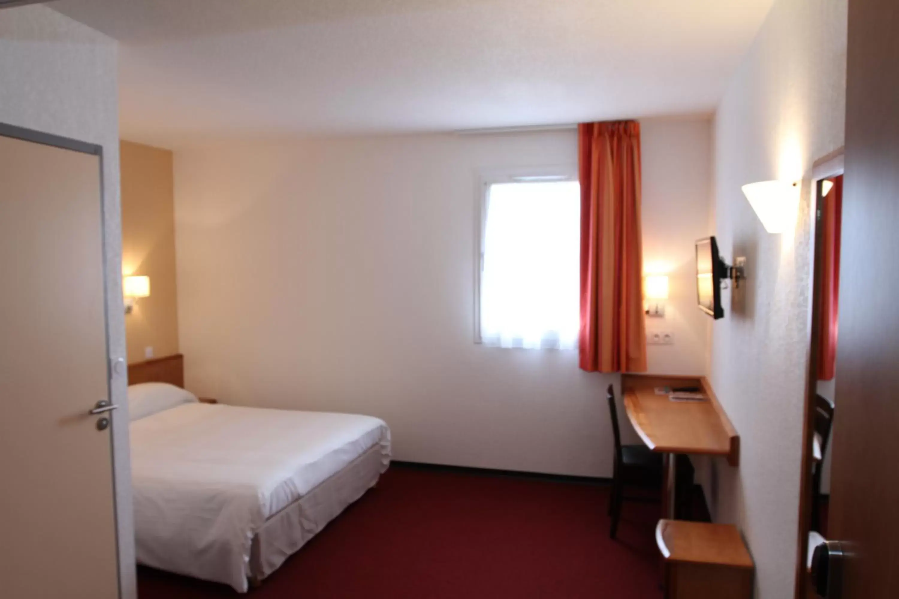 Bedroom, Bed in Brit Hotel Confort Villeneuve Sur Lot