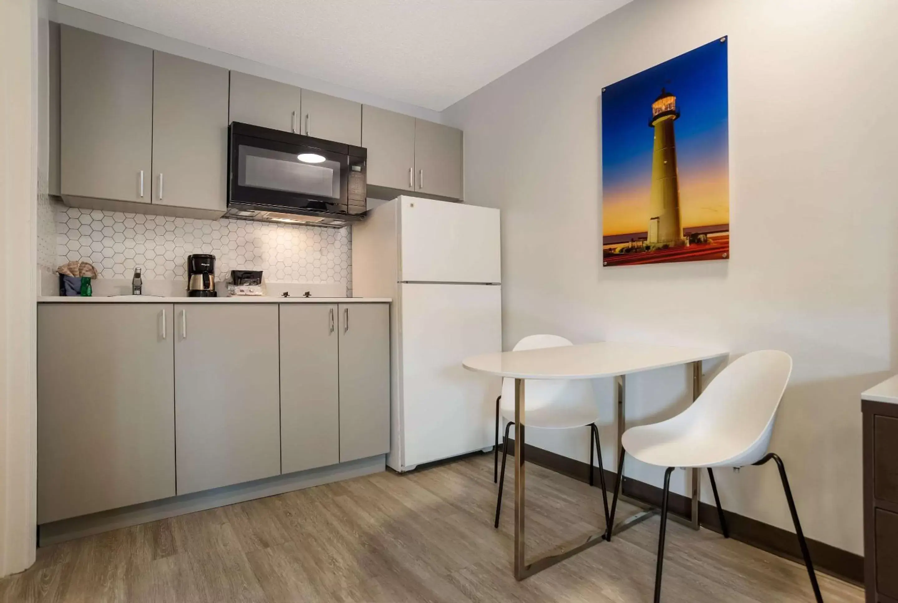 Dining area, Kitchen/Kitchenette in Suburban Studios Biloxi North Area