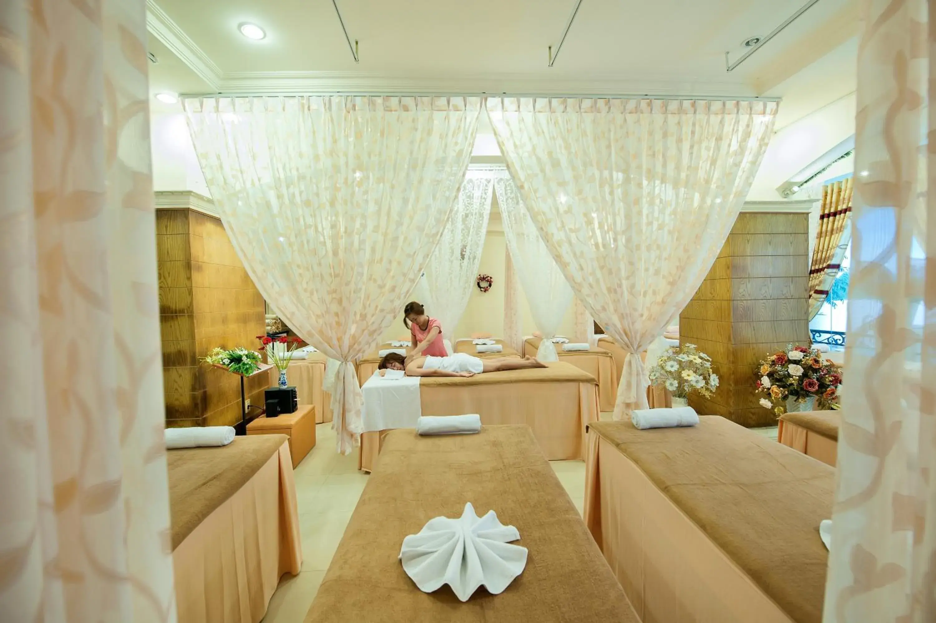 Massage, Banquet Facilities in Palm Beach Hotel