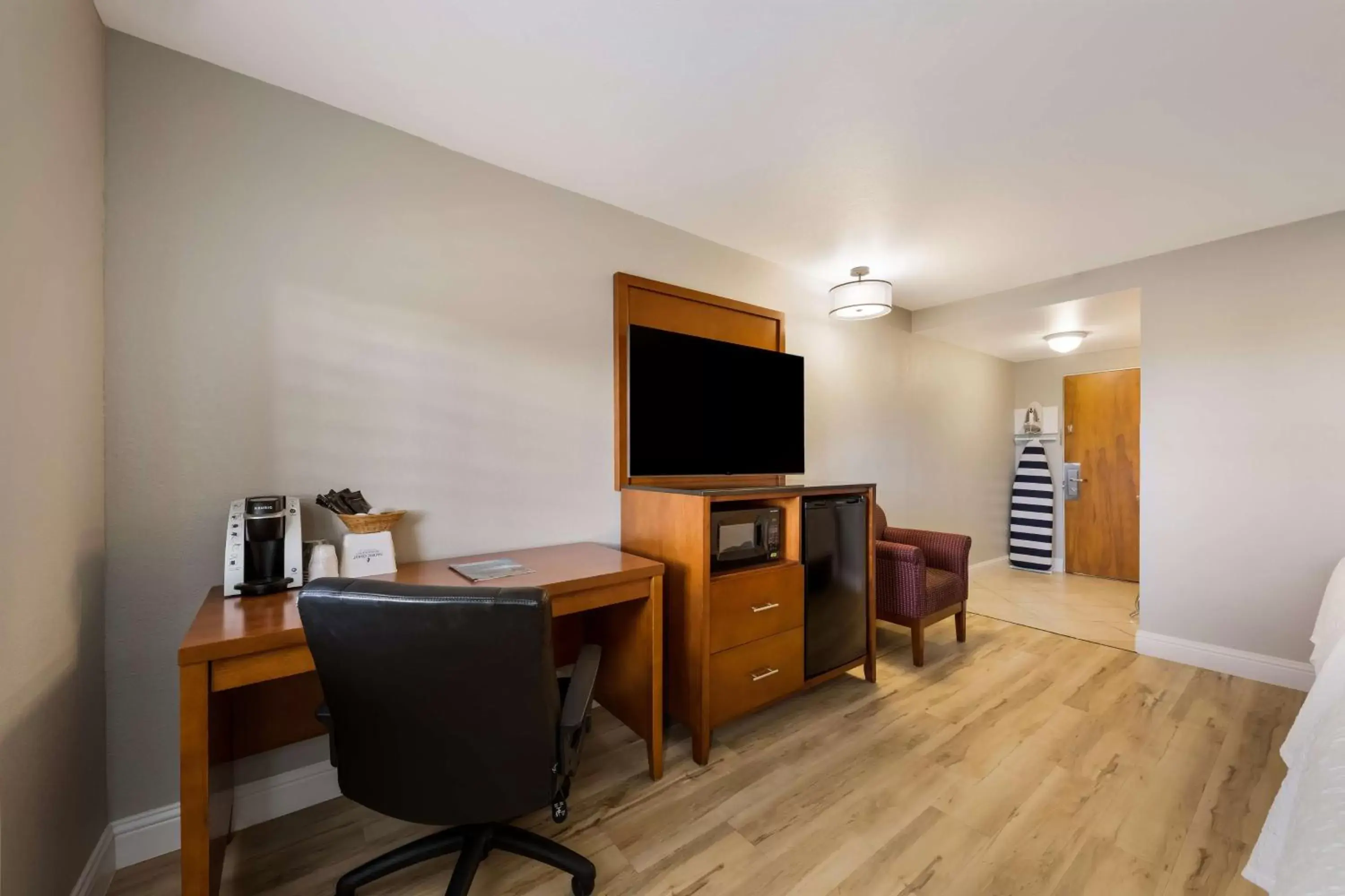 Bedroom, TV/Entertainment Center in Pacific Coast Roadhouse - SureStay Collection by Best Western