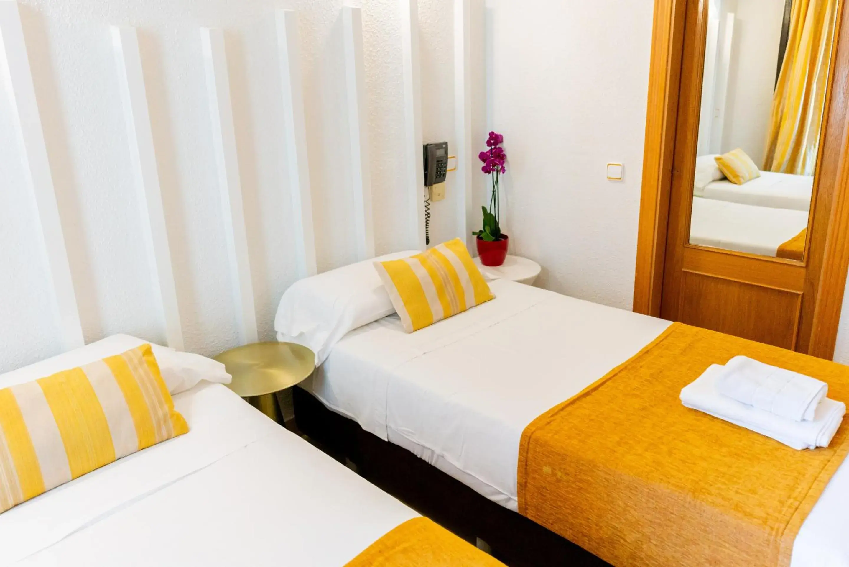 Twin Room with Private Bathroom in Hostal Josefina-Gran Vía Twin Room with Private Bathroom in Hostal Josefina-Gran Vía