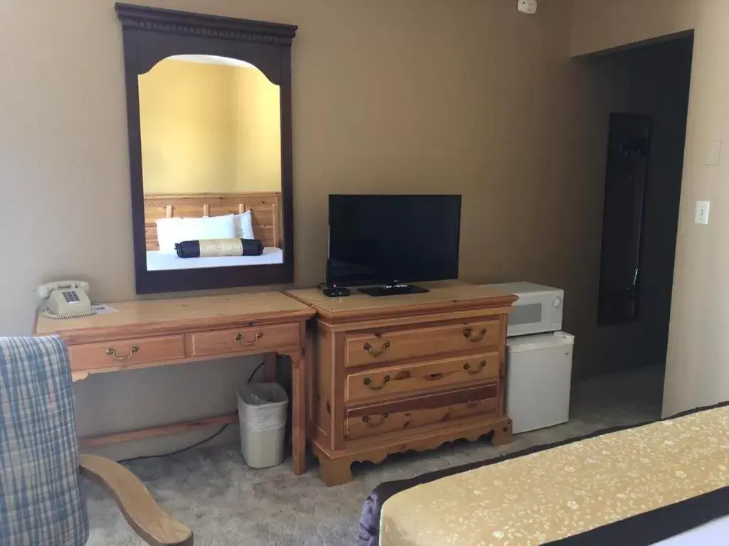 TV/Entertainment Center in Knights Inn - Baker City