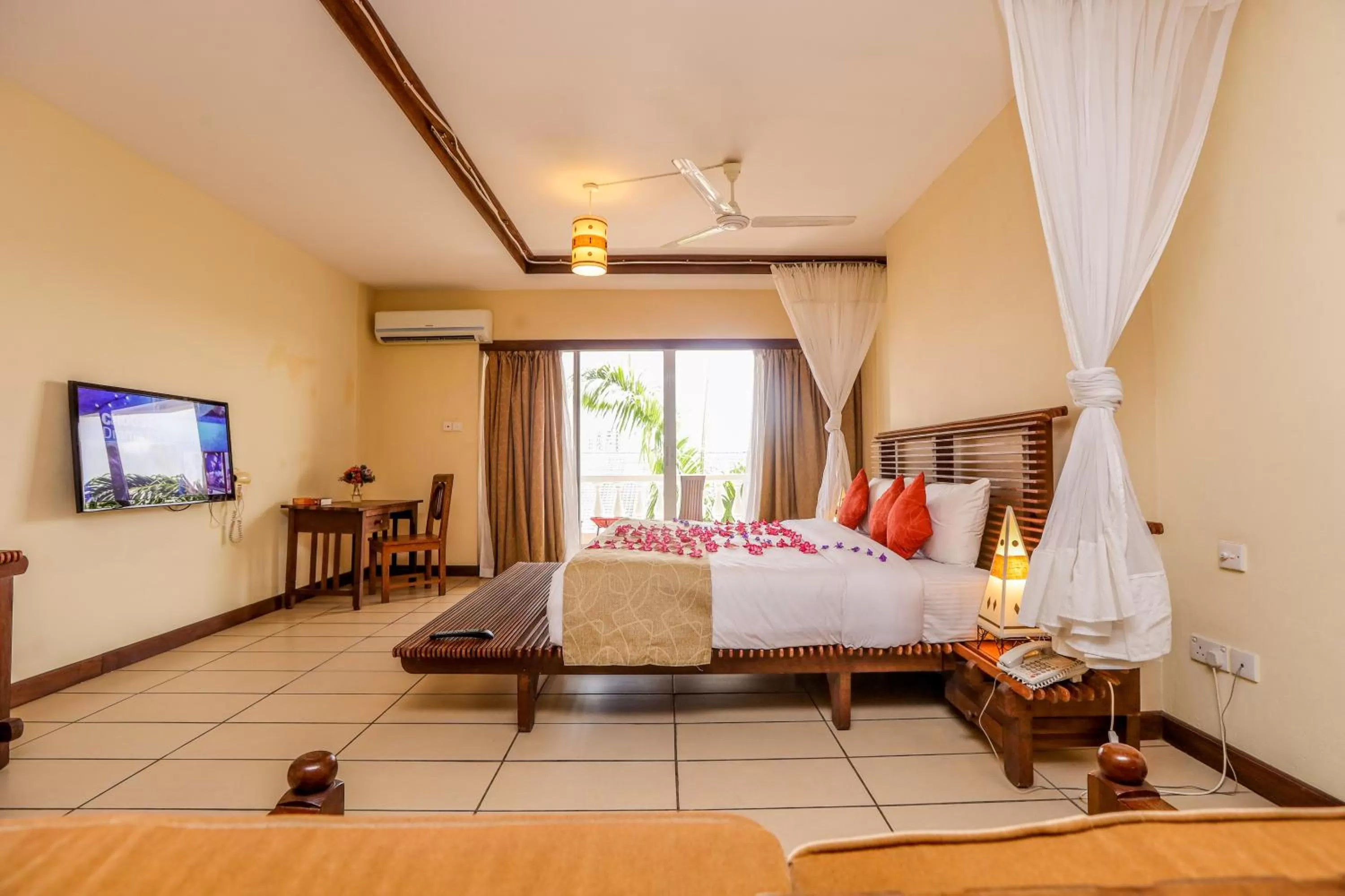 TV and multimedia, Bed in CityBlue Creekside Hotel & Suites