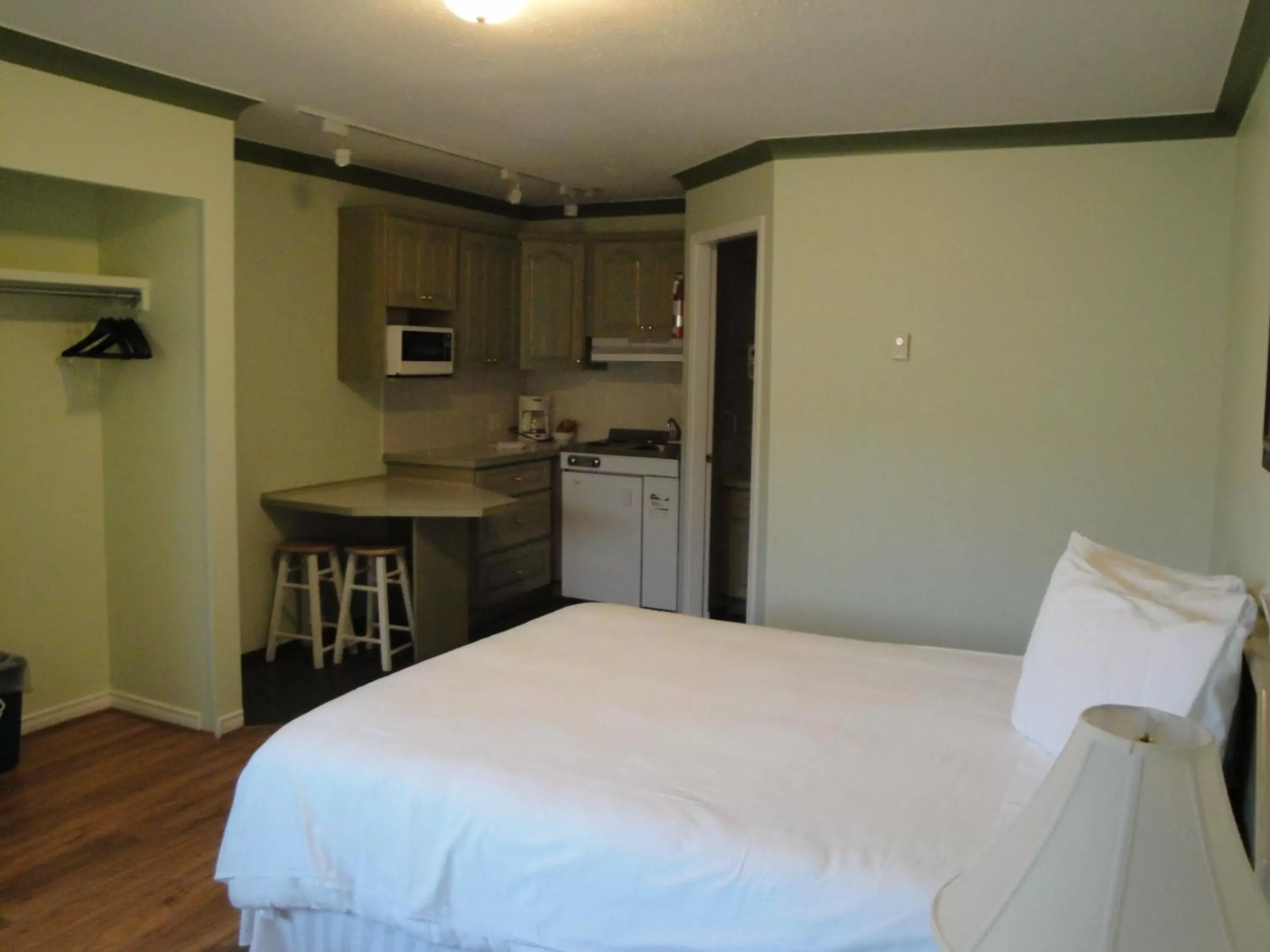 Photo of the whole room, Bed in Tiki Shores Inn & Suites