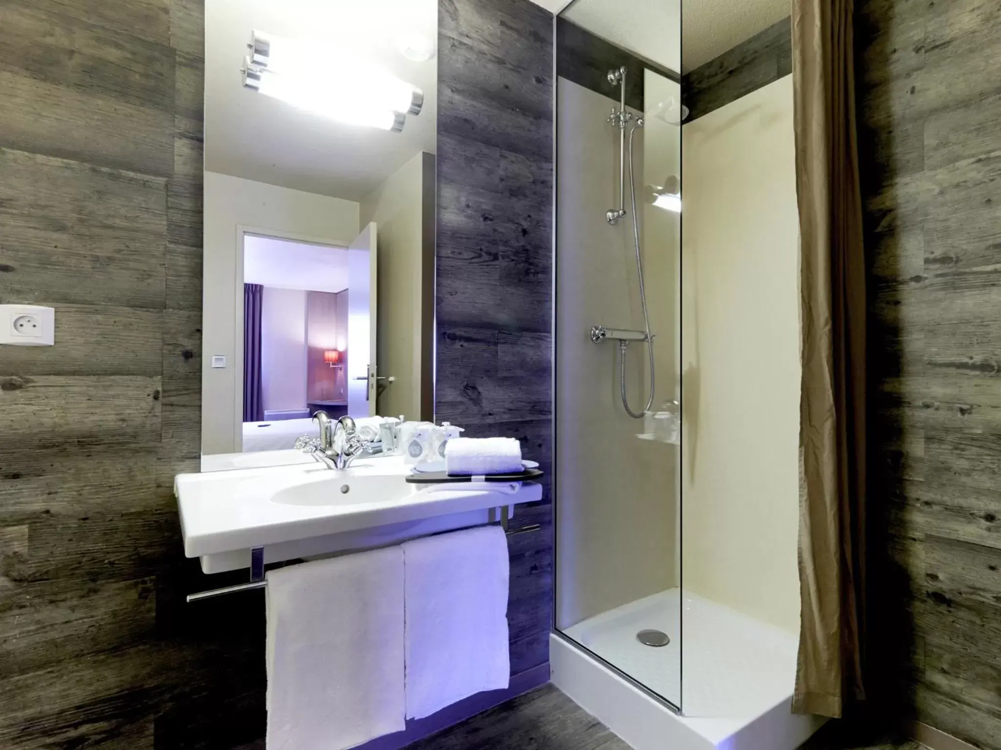 Shower, Bathroom in Kyriad Cholet