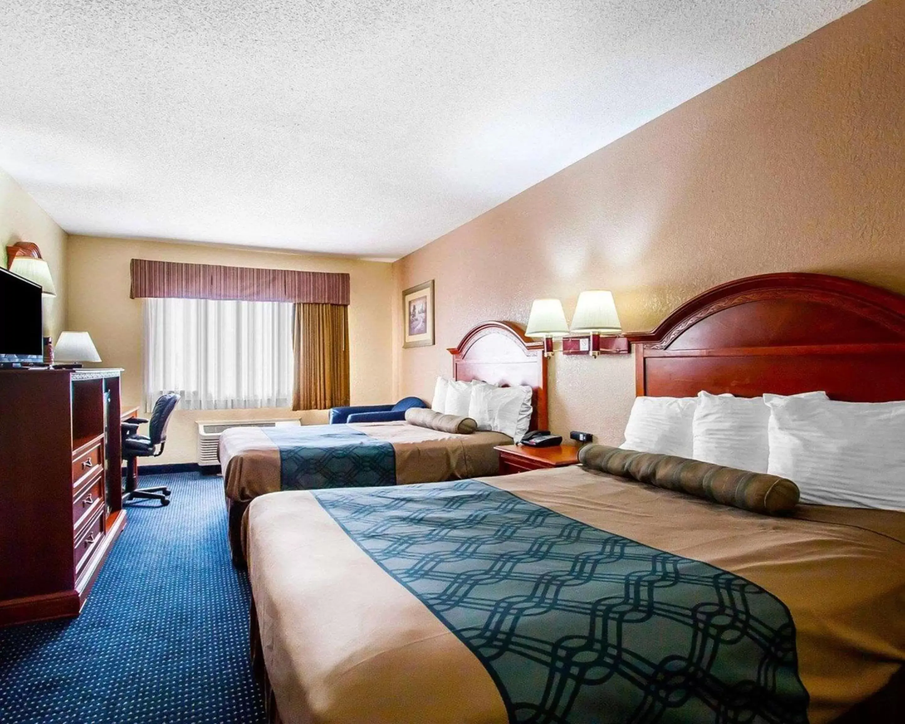 Photo of the whole room, Bed in Econo Lodge - Prattville