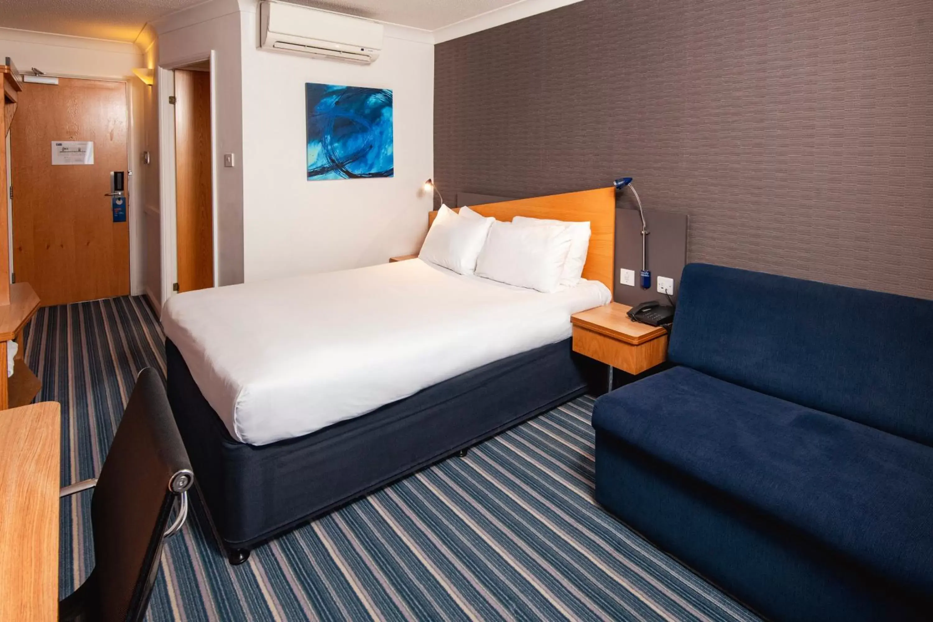 Bedroom, Bed in Holiday Inn Express Birmingham NEC, an IHG Hotel