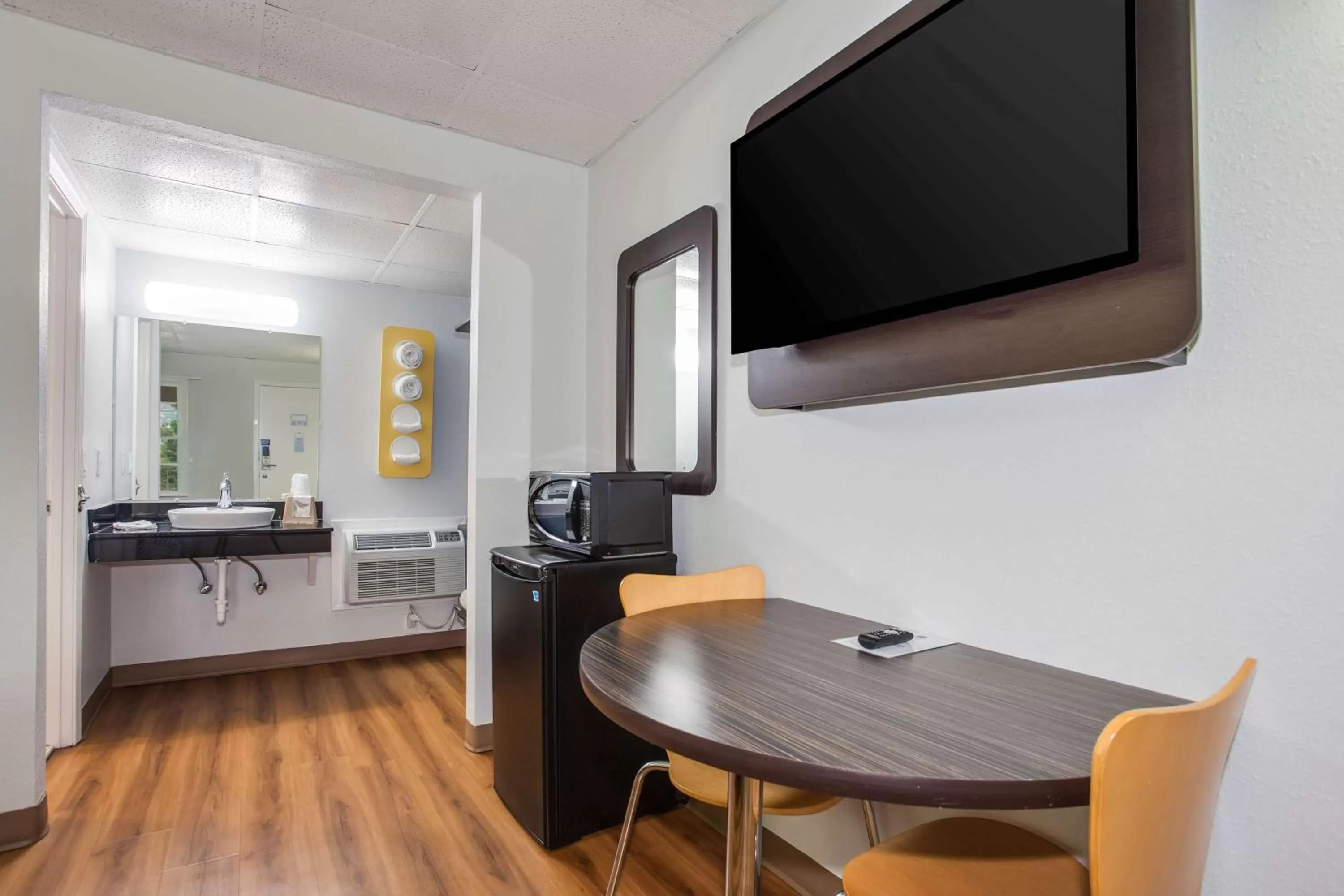 Photo of the whole room in Motel 6-Walterboro, SC