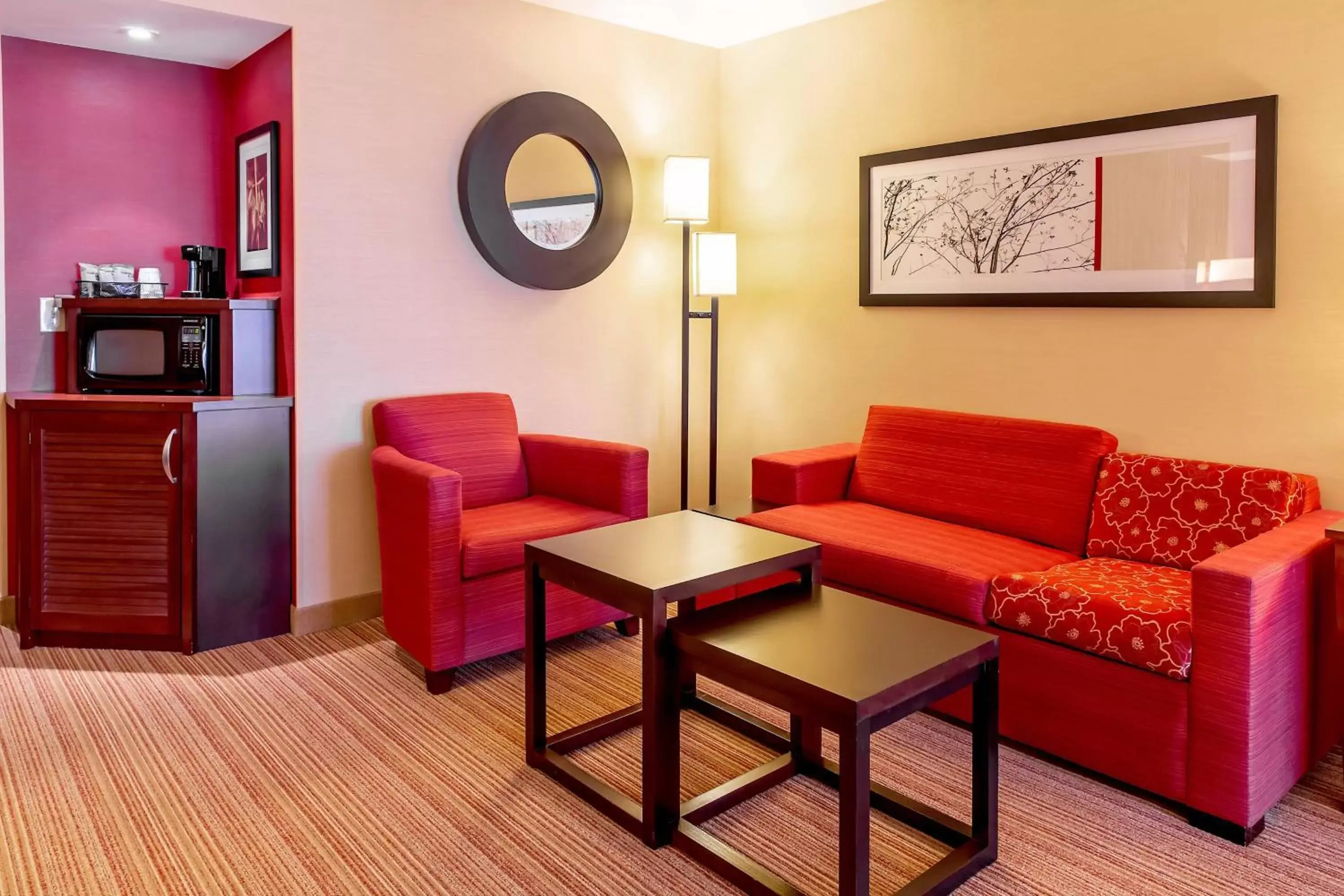 Photo of the whole room, Seating Area in Courtyard by Marriott Lexington Keeneland/Airport