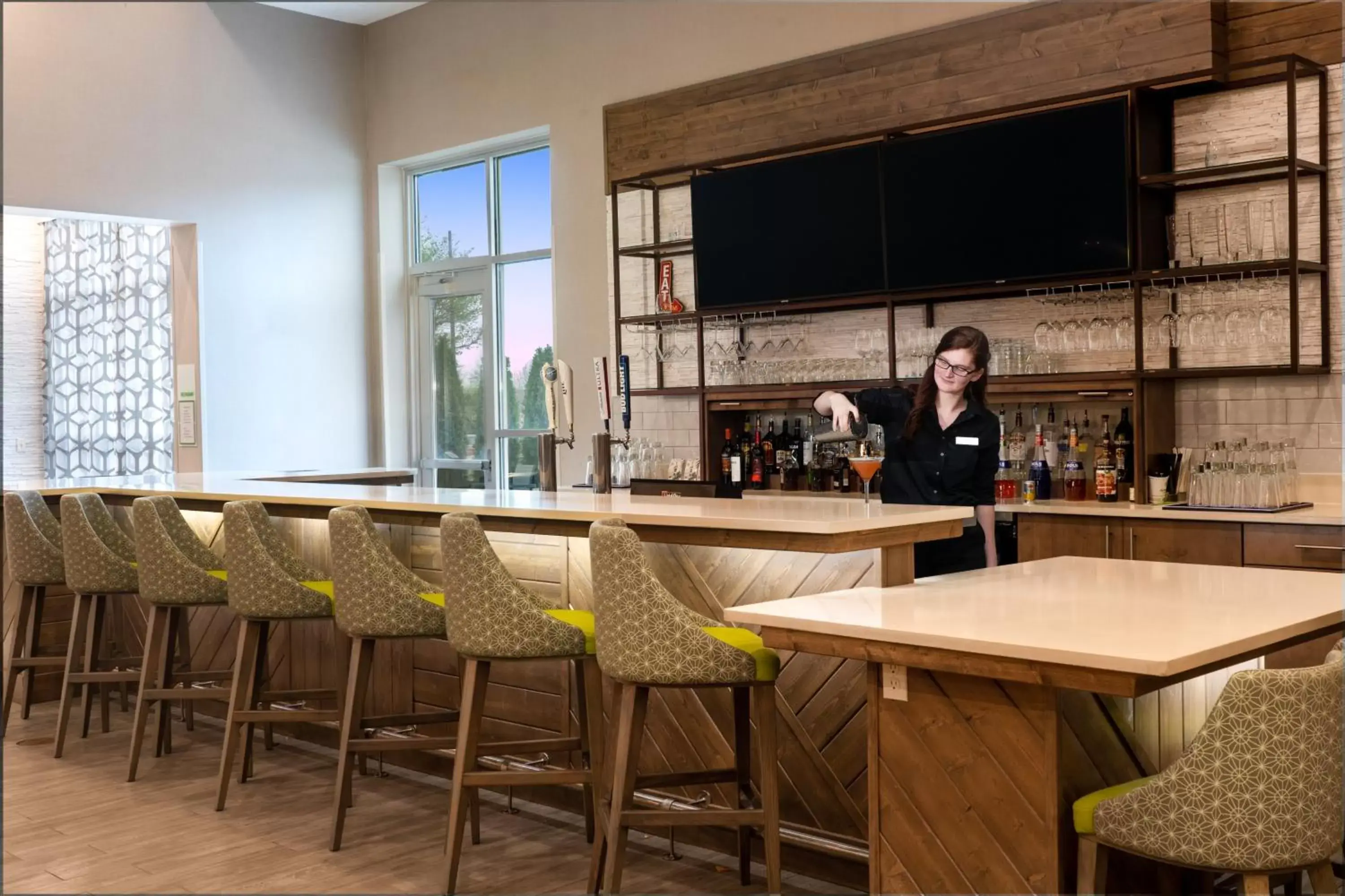 Lounge or bar in Holiday Inn & Suites Memphis Southeast-Germantown, an IHG Hotel