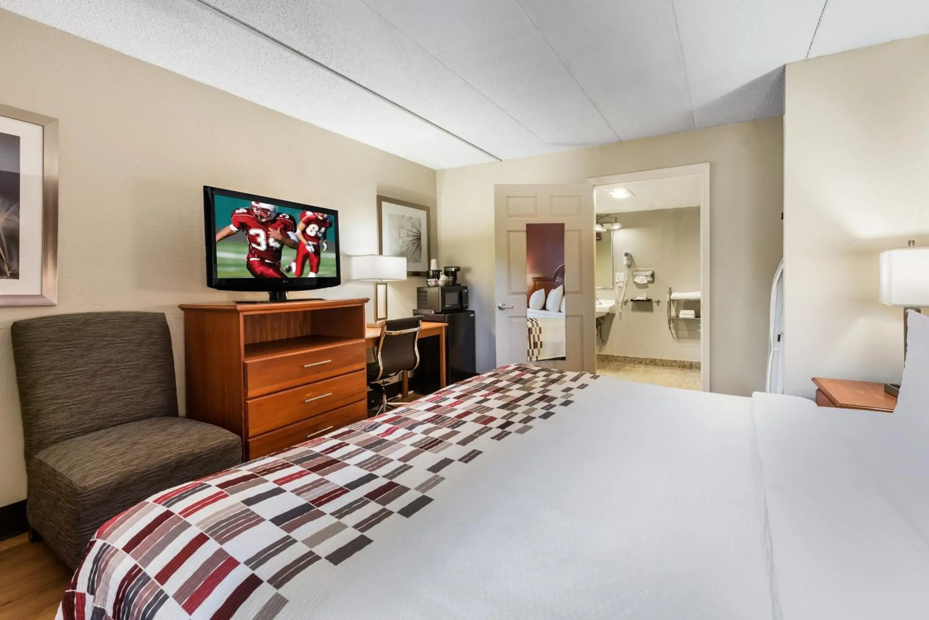 Photo of the whole room, Bed in Red Roof Inn Morton Grove