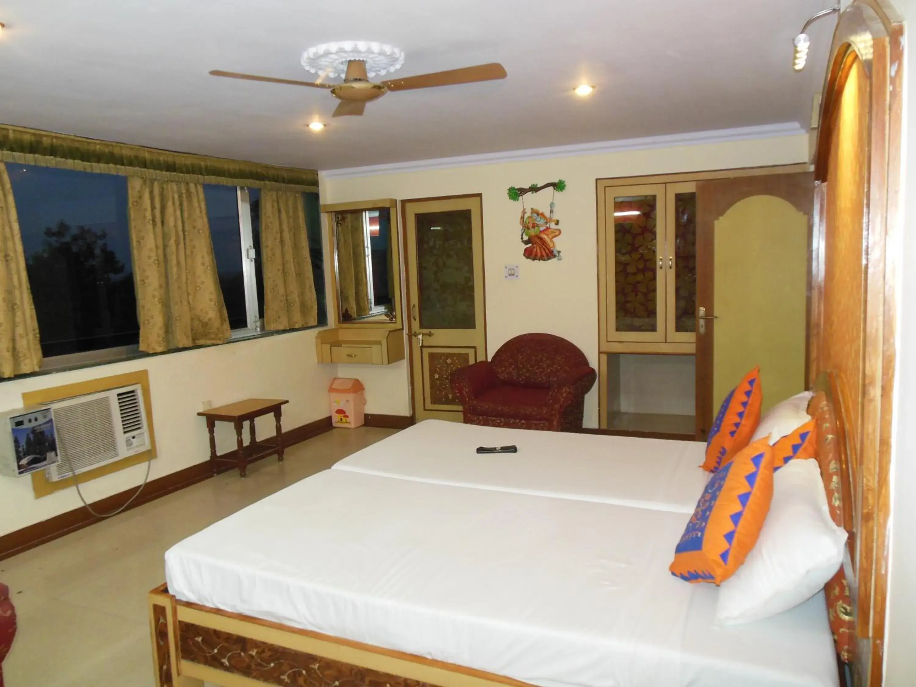 Photo of the whole room, Bed in Hotel Taj Plaza, VIP Road, Agra