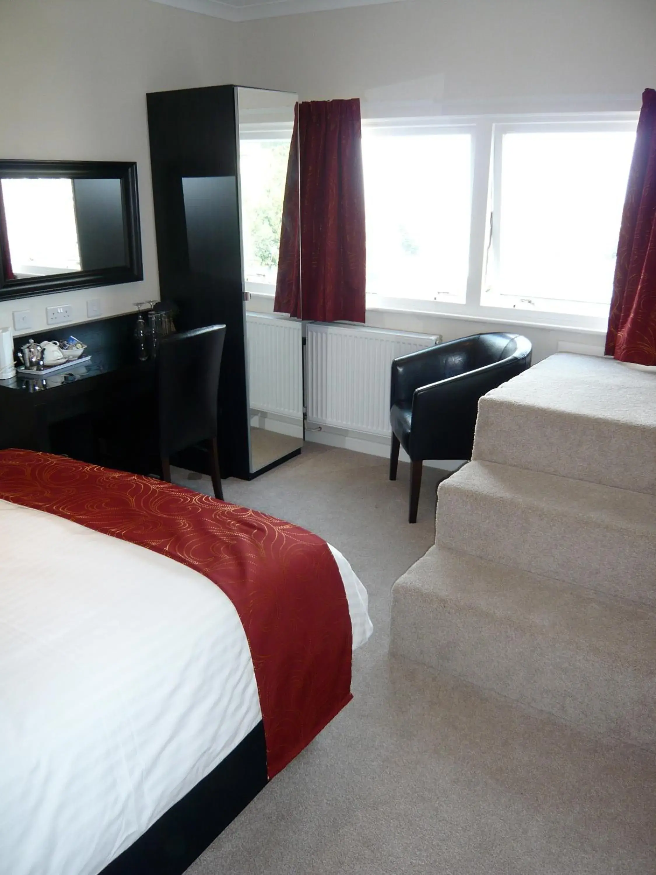 Photo of the whole room, Bed in Queenswood Hotel