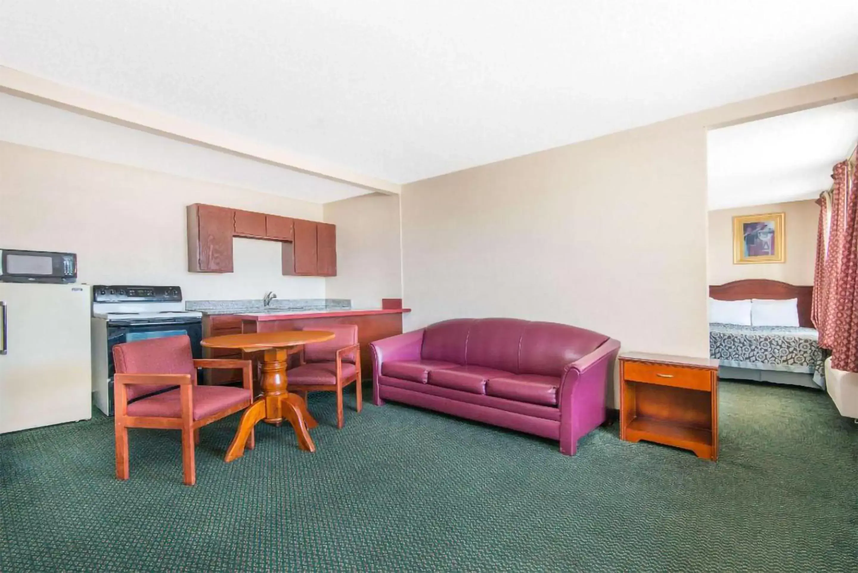 Living room, Seating Area in Blue Way Inn & Suites Wichita East