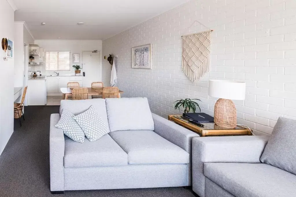 Living room, Seating Area in Mollymook Seascape Motel and Apartments