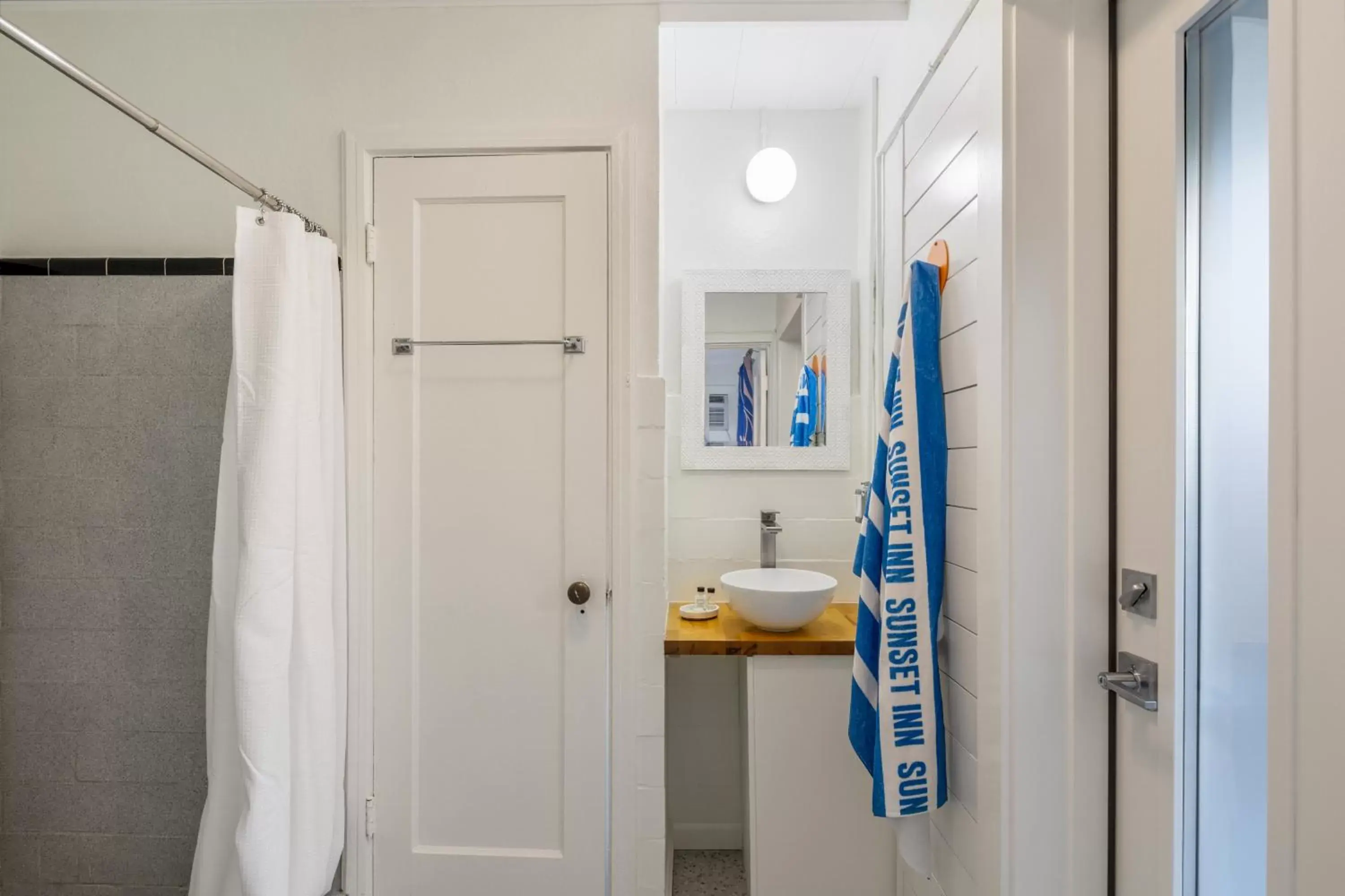 Bathroom in Sunset Inn and Cottages