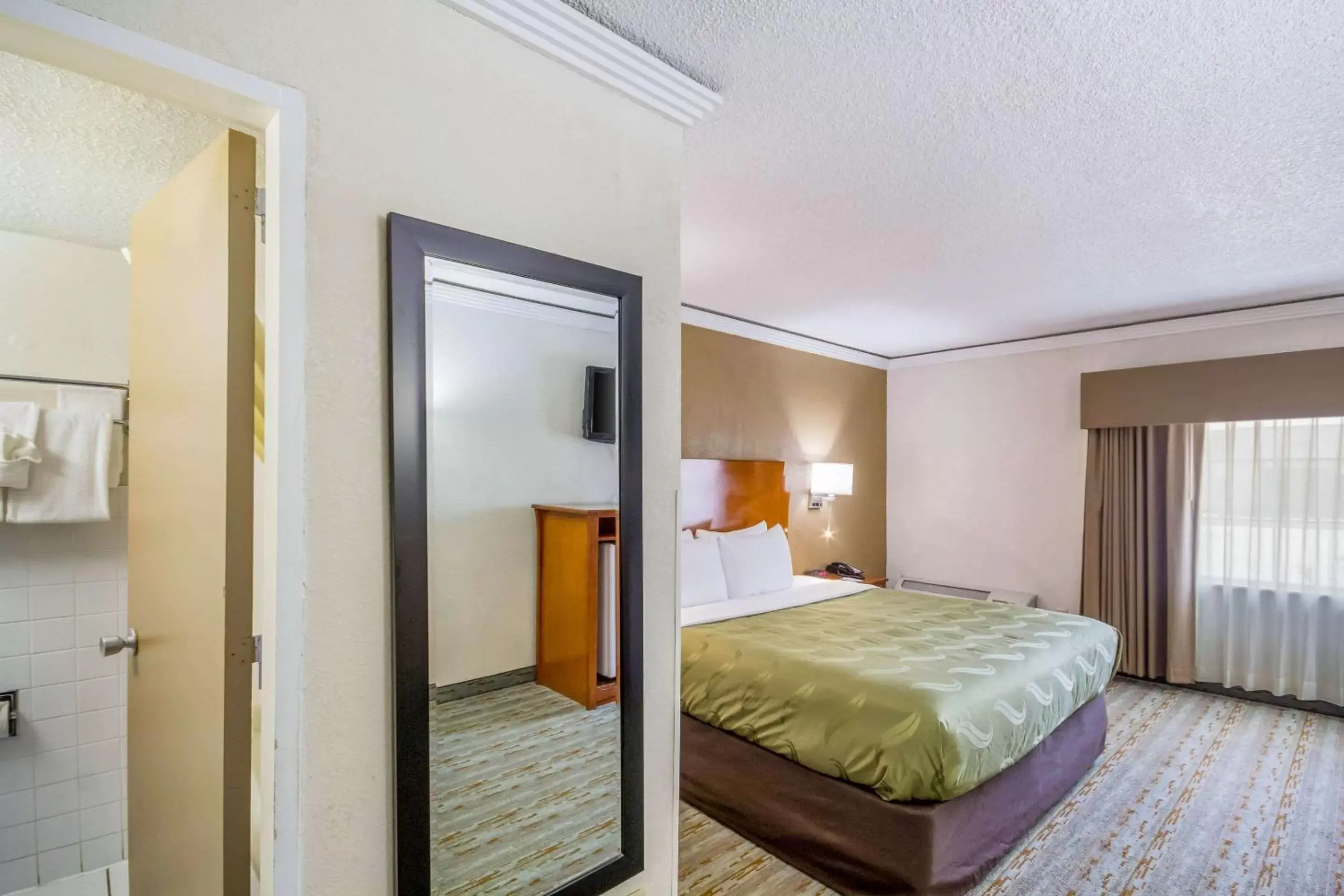 Photo of the whole room, Bed in Quality Inn & Suites Kansas City - Independence I-70 East