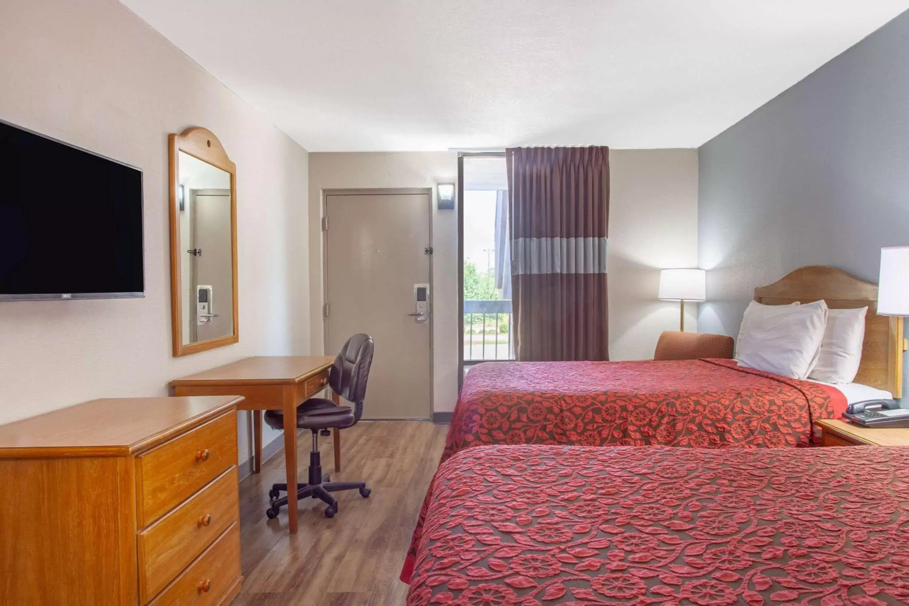 Photo of the whole room, Bed in Days Inn by Wyndham Clinton - Laurens I-26