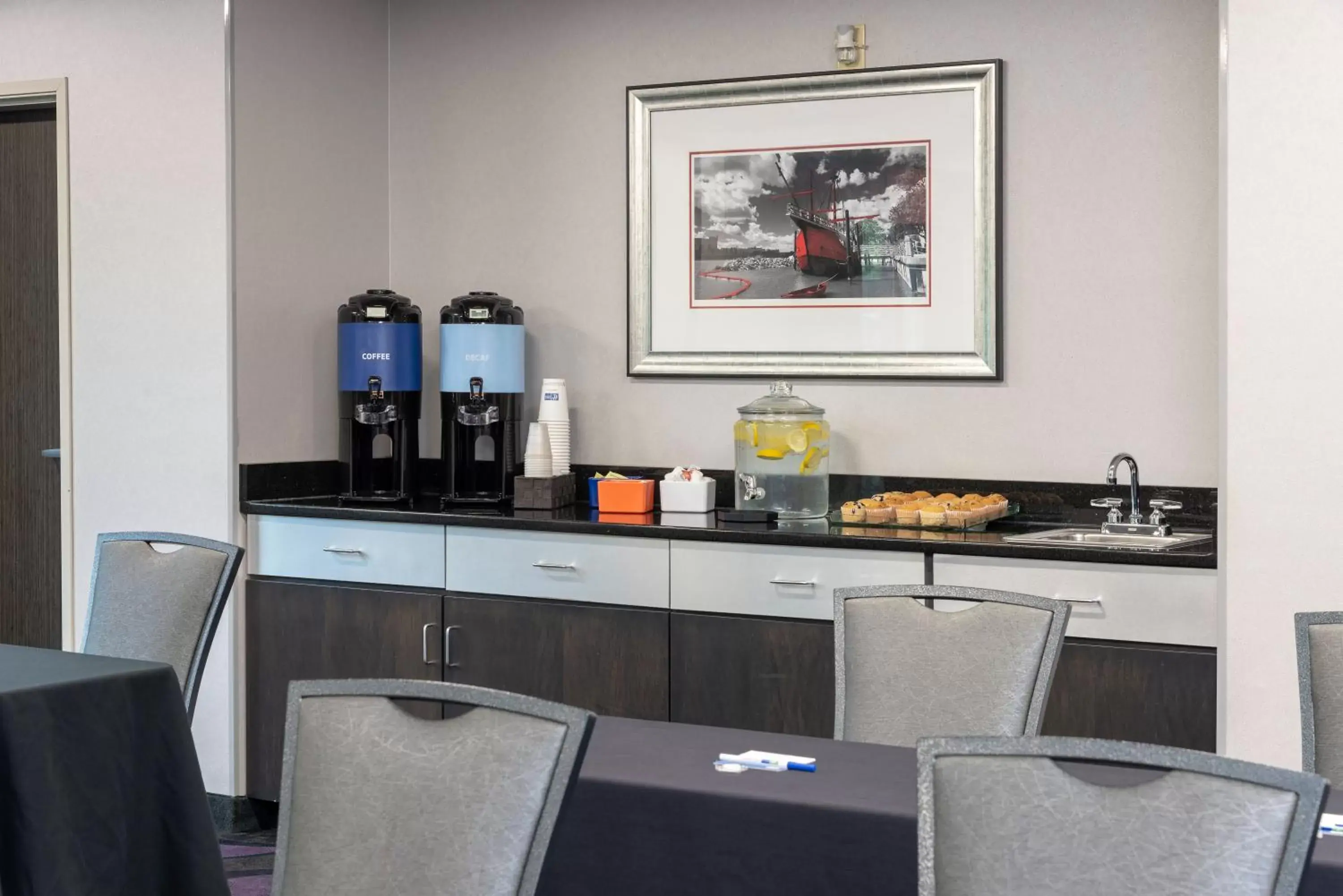 Meeting/conference room, Kitchen/Kitchenette in Holiday Inn Express & Suites Columbus - Polaris Parkway / COLUMBUS, an IHG Hotel