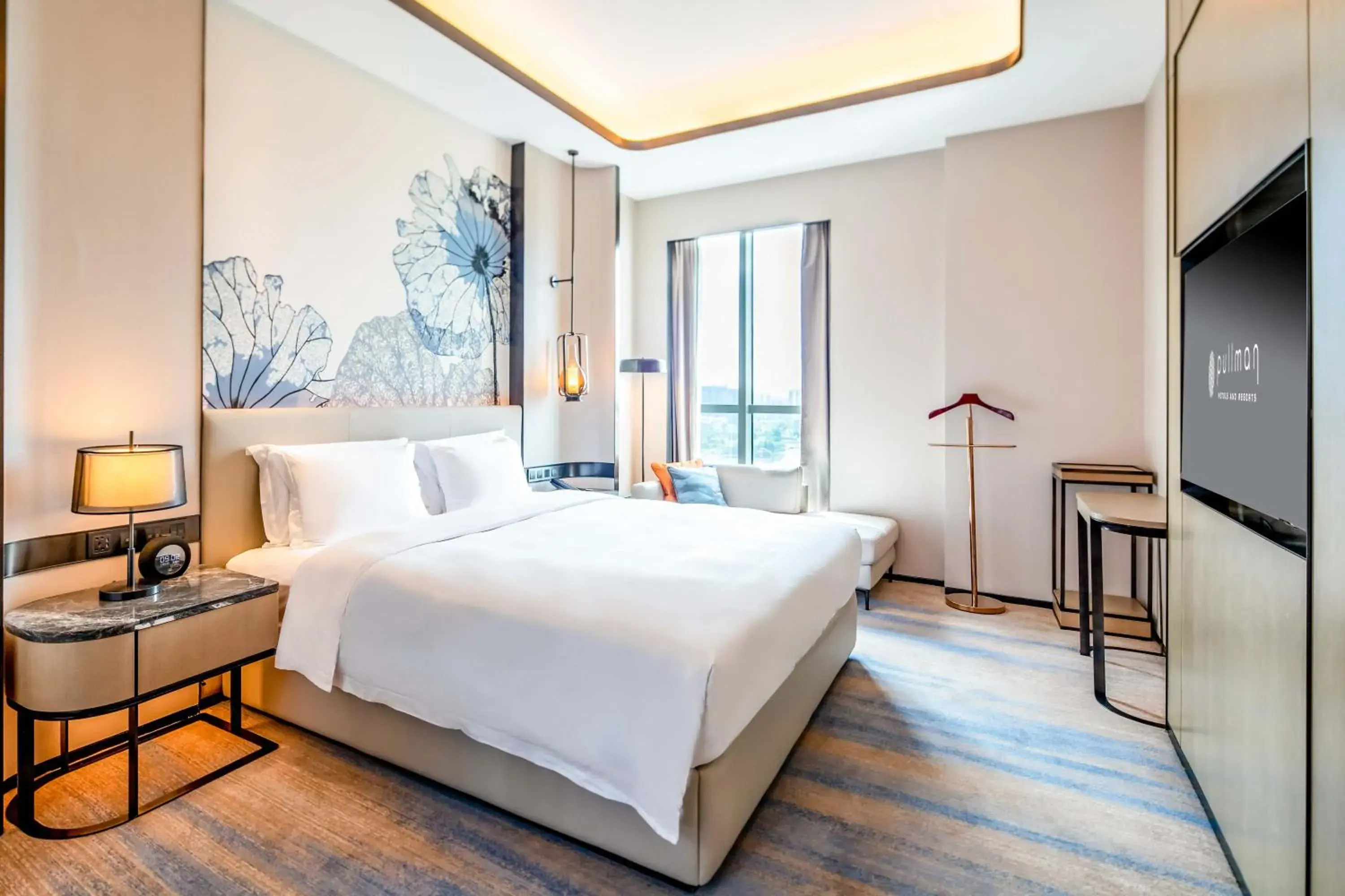 Photo of the whole room, Bed in Pullman Suzhou Taicang